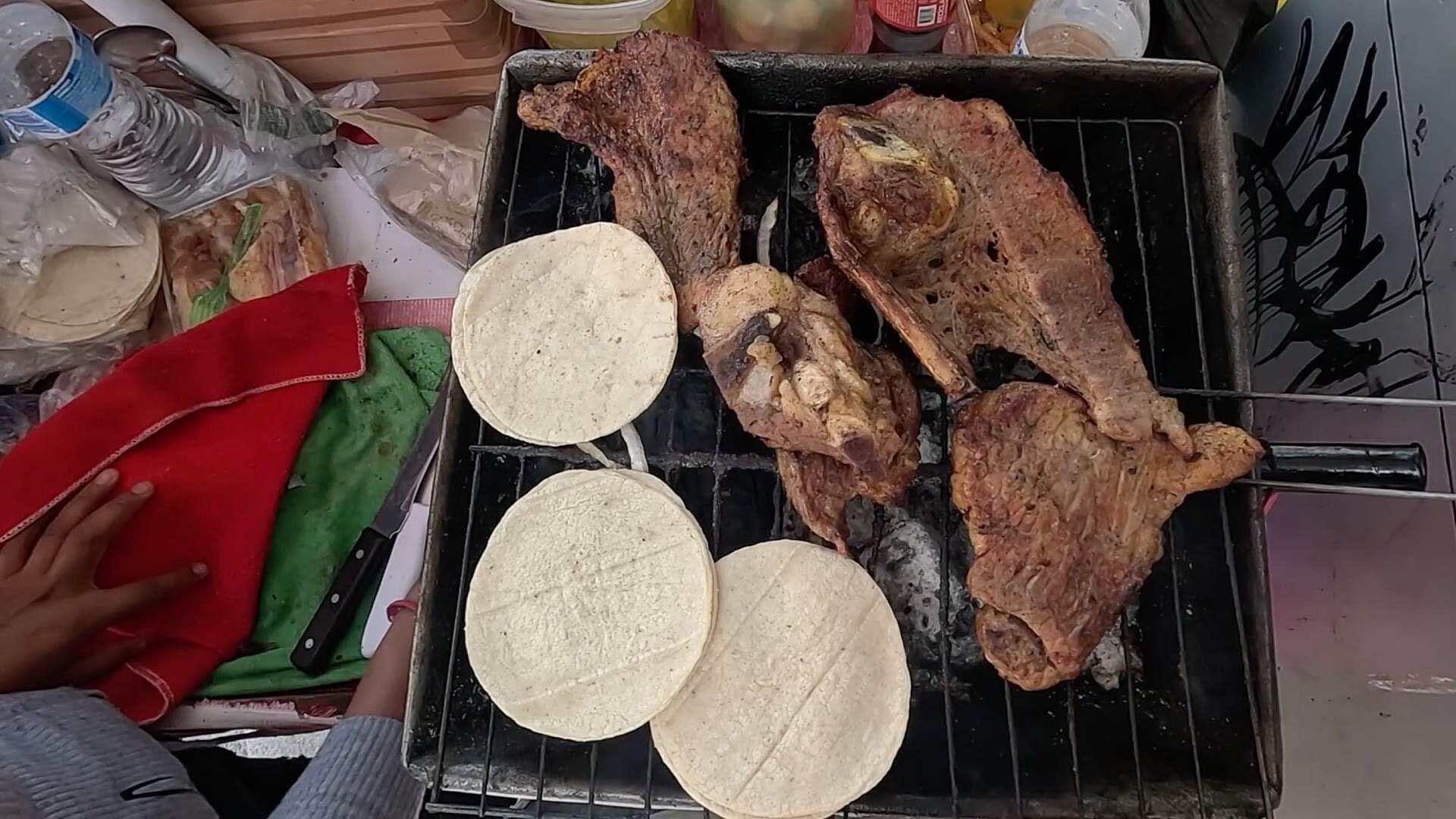 Puestos ambulantes con venta de carne asada
