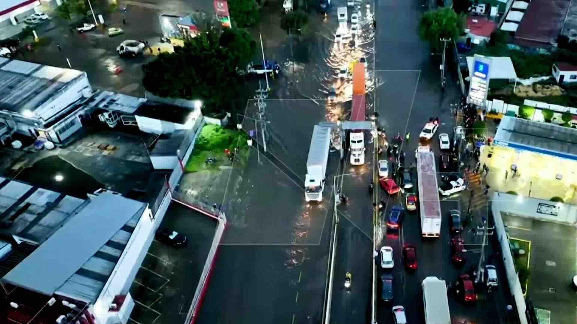 Inundación en Vía José López Portillo Deja Autos Varados y Suspenden Mexibús en Tultitlán