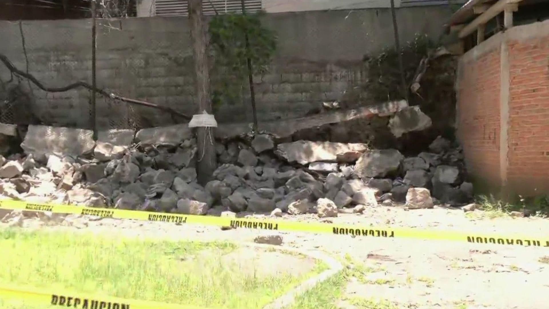 Cae Una Barda en el Panteón Francés en Alcaldía Miguel Hidalgo, CDMX