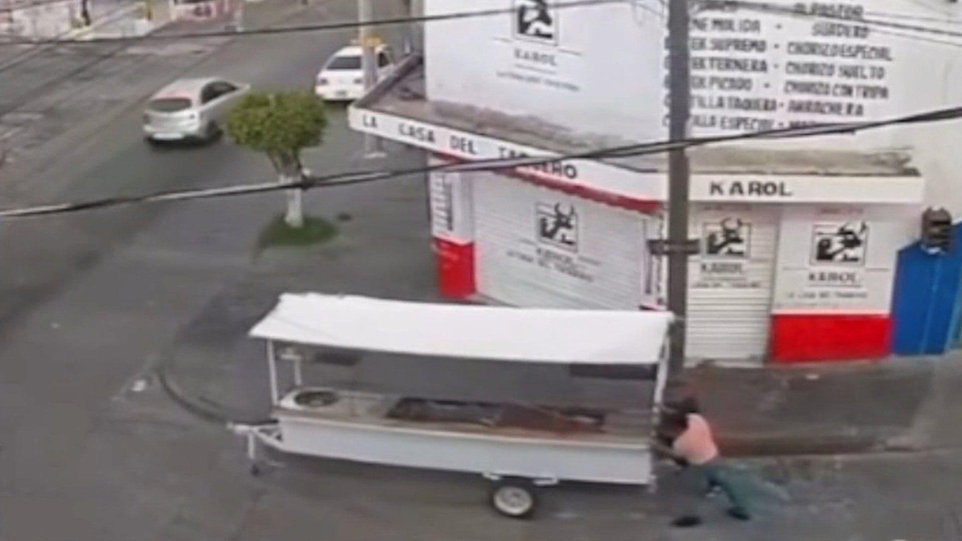 Graban a Supuestos Ladrones que Intentan Robarse un Carrito de Tacos en Loma Bonita