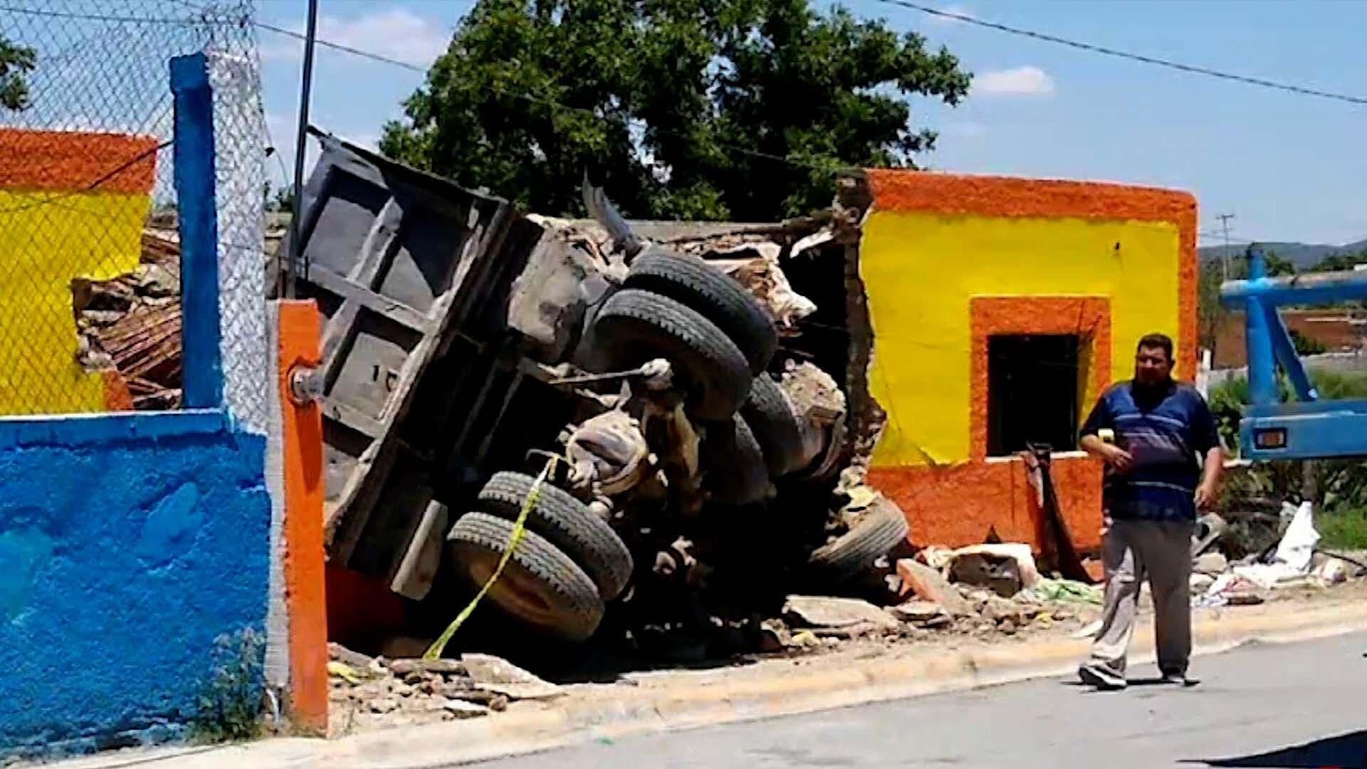Video: Camión Sin Frenos Choca Contra Casa y Mata a una Mujer en Coahuila