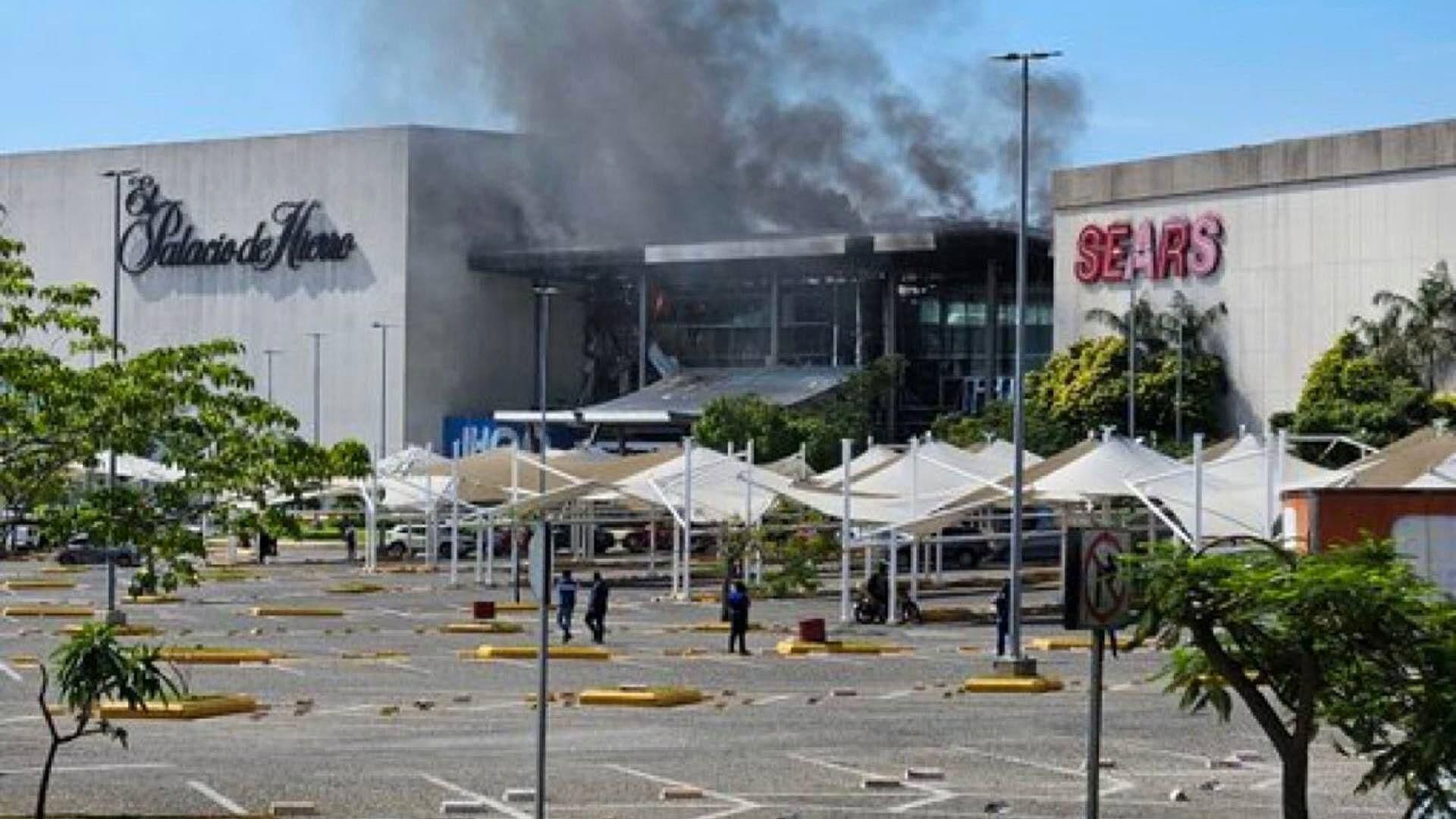 Varias Personas Lesionadas y Daños Materiales Deja Incendio en Plaza Comercial, en Villahermosa