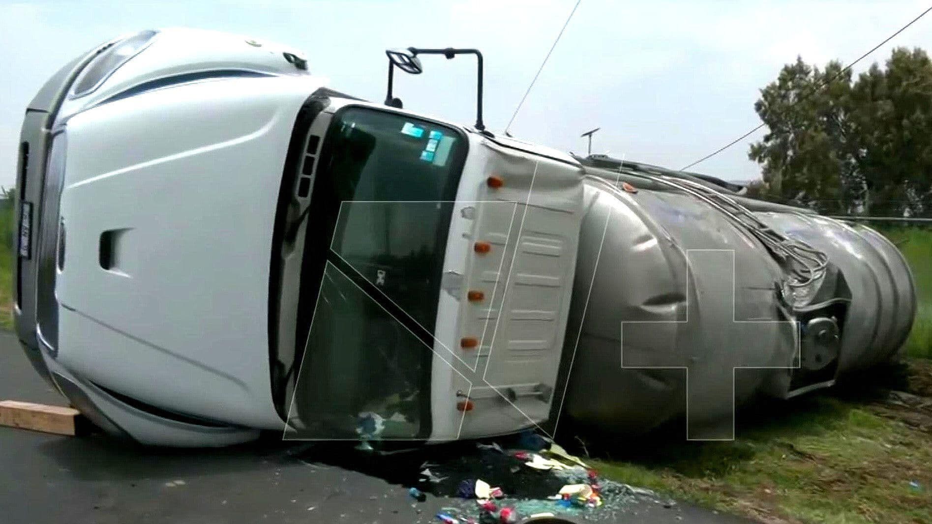 Vuelca Pipa en la Autopista Peñón-Texcoco con Dirección a CDMX
