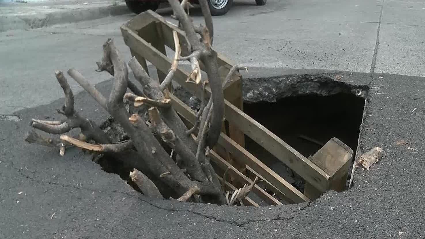 Reportan Baches en la Colonia San Vicente, en Guadalajara: “Es un Riesgo para Todos”