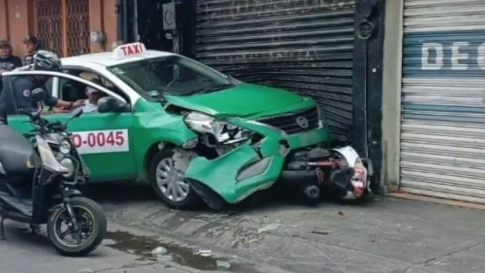 Taxista Sufre Preinfarto, se Desvanece y Choca Contra una Moto en el Centro de Moroleón