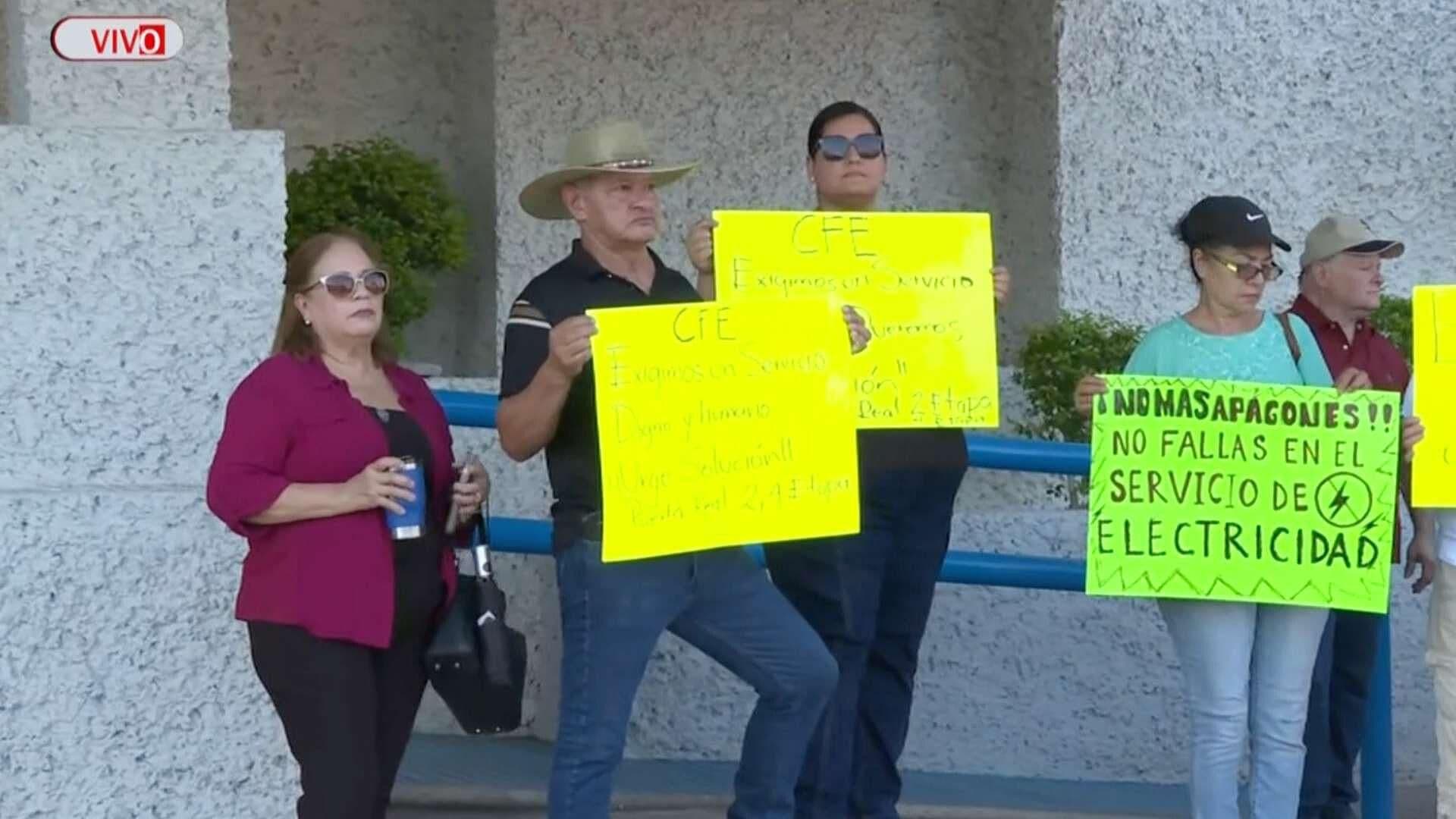 Vecinos de Puerta Real se Manifiestan en Instalaciones de CFE en Hermosillo