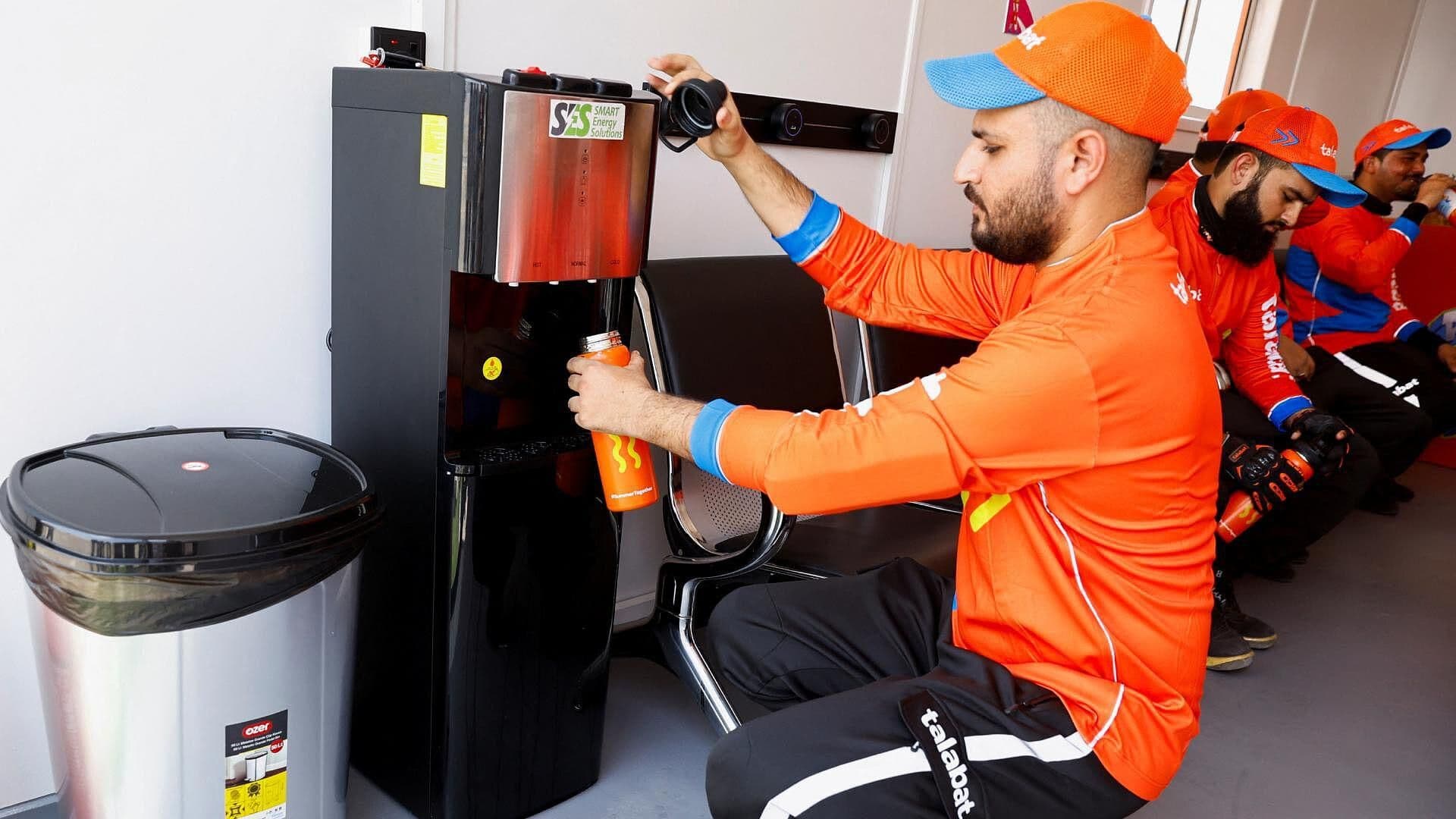 Instalan Cabinas Refrescantes para Repartidores en Calles de Emiratos Árabes