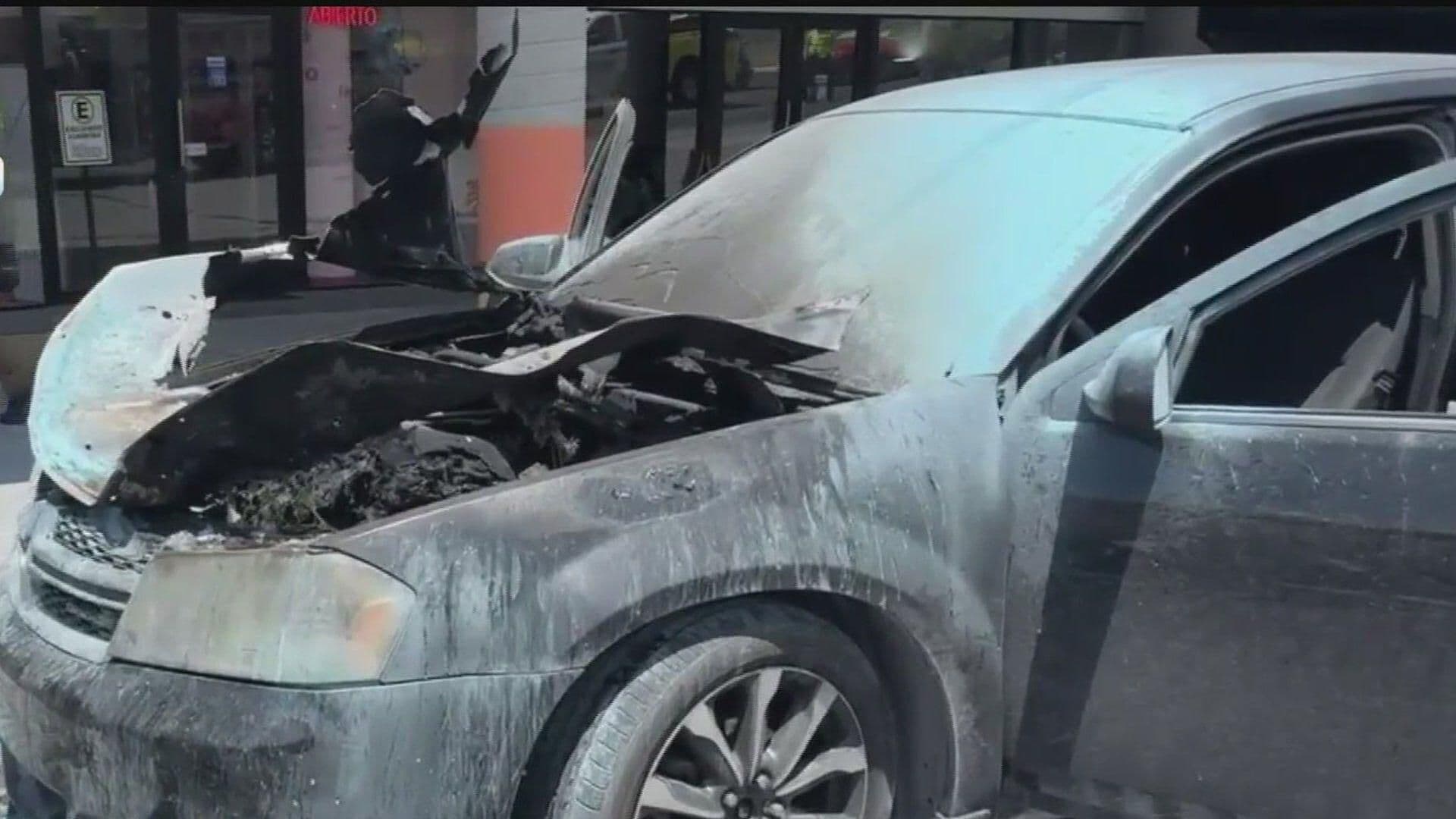 Incendio de Vehículo Moviliza a Unidades de Emergencia en Avenida Leones y Cumbres del Sol