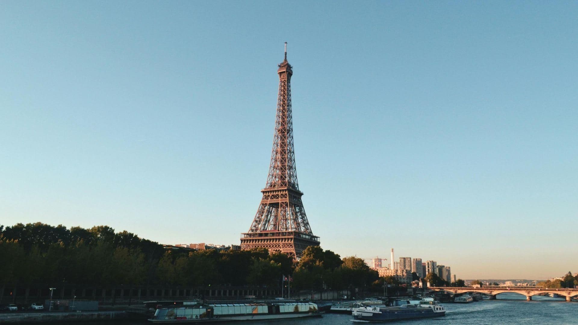 Desalojan la Torre Eiffel Tras Detectar a Hombre Escalándola Previo a la Clausura de París 2024