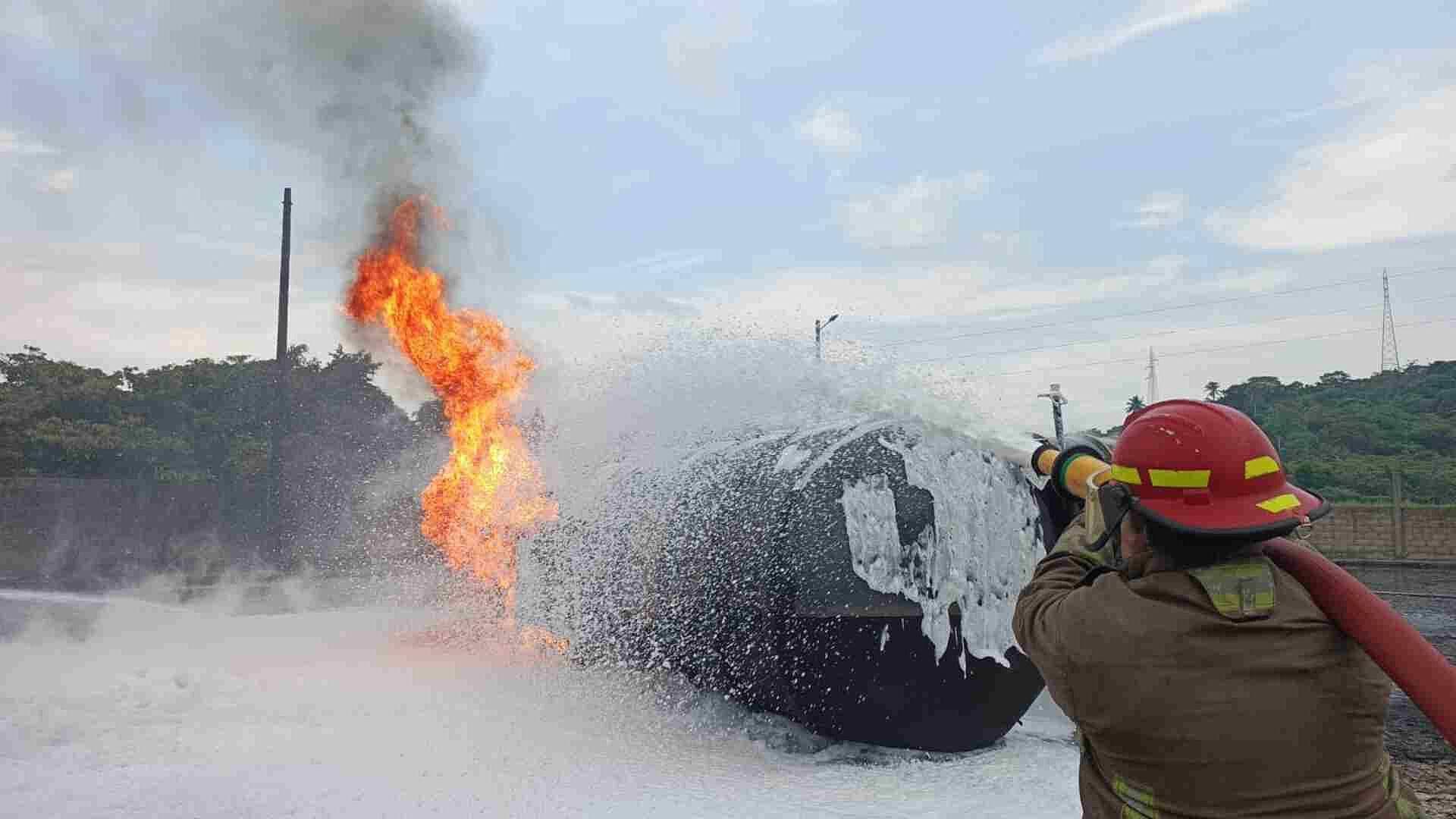 Pipa Explota y se Incendia en Coatzacoalcos-Villahermosa en Moloacán, Veracruz