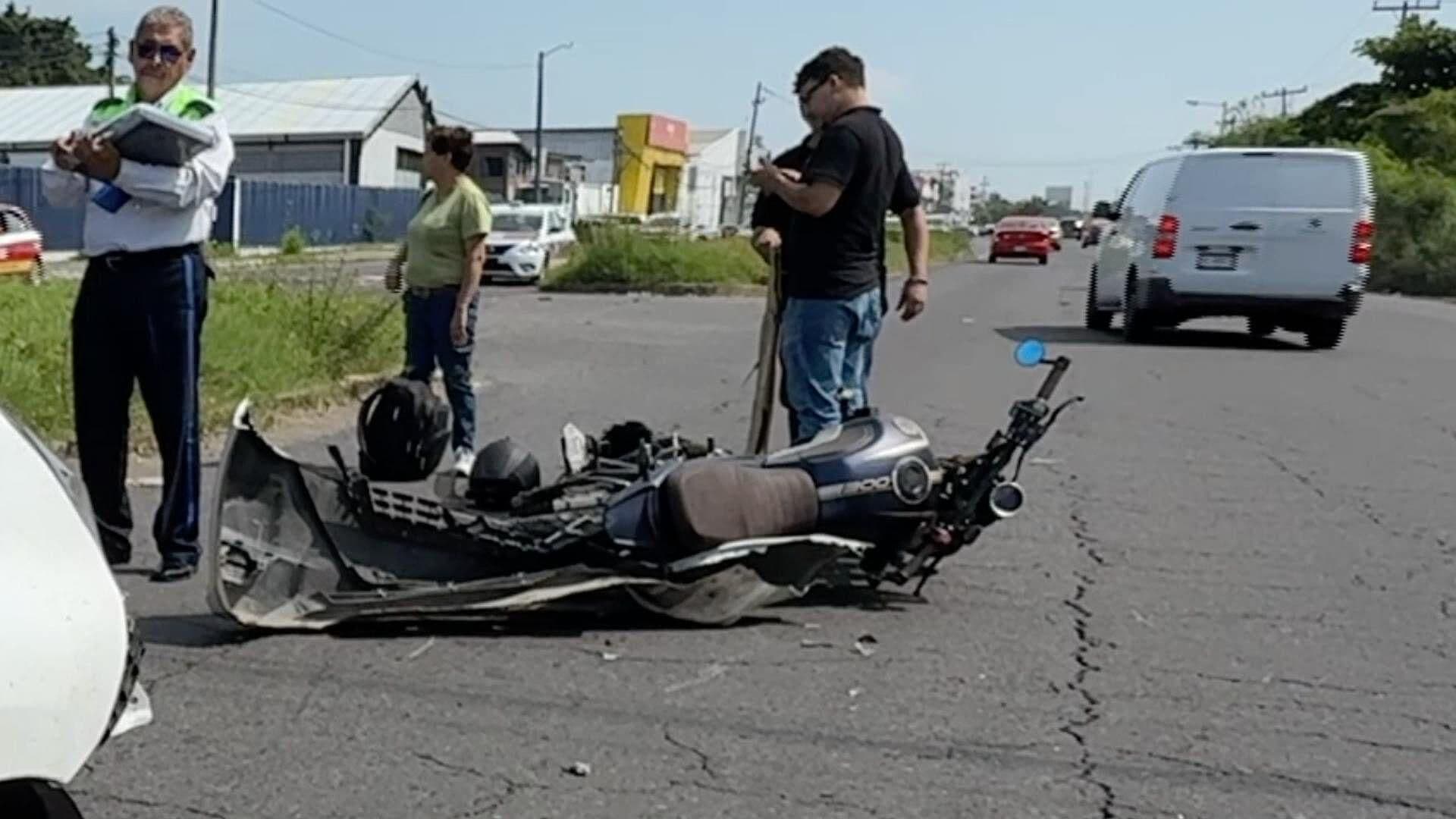 Motociclista es Embestido por Automóvil en Carretera Veracruz-Medellín