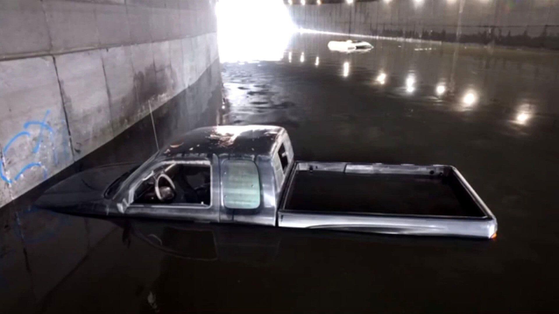 Rescatan 2 Camionetas que Pasaron Casi 24 Horas Bajo el Agua en un Paso a Desnivel en Churubusco