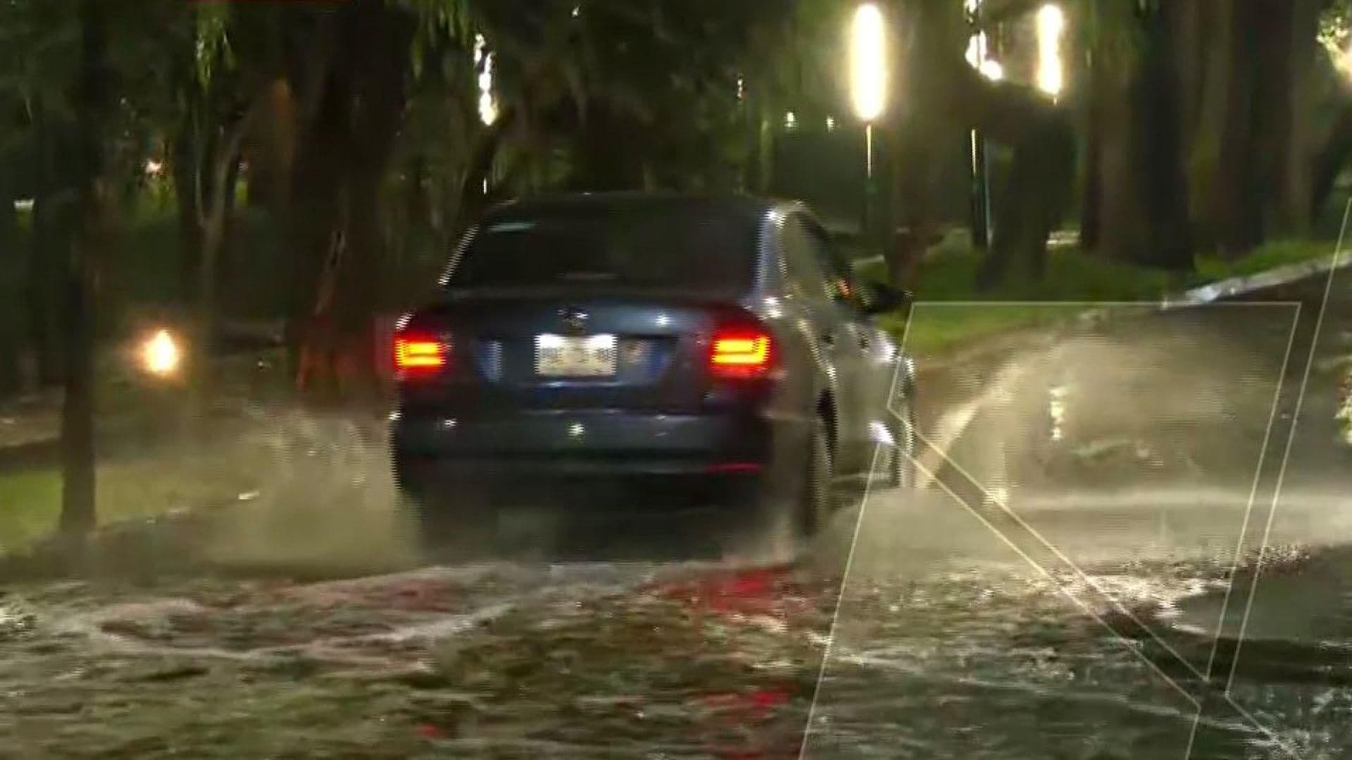 Fuertes Lluvias Dejan Inundaciones en Bulevar Cataratas, Jardines del Pedregal, CDMX