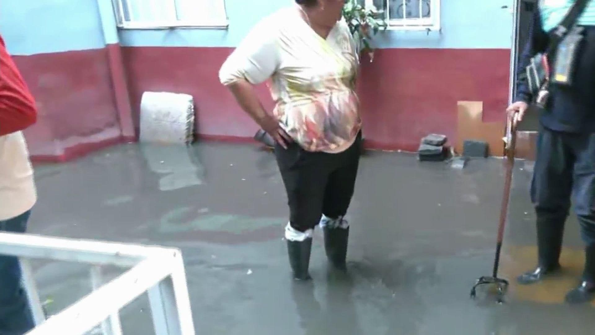 Vecinos No Duermen por Estar Bajo el Agua en U. H. Rosario Ibarra de Piedra en GAM, CDMX