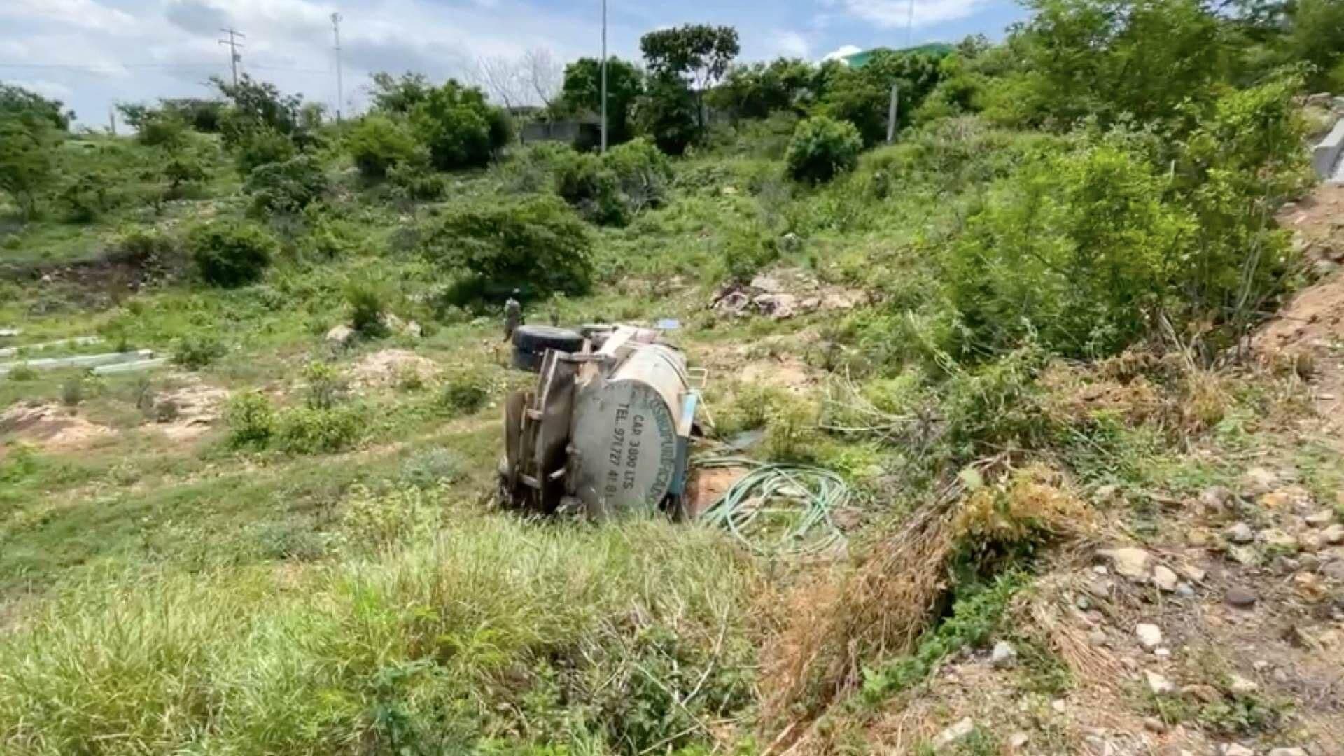 VIDEO: Pipa se Queda sin Frenos y Cae a Barranco de Salina Cruz, Oaxaca