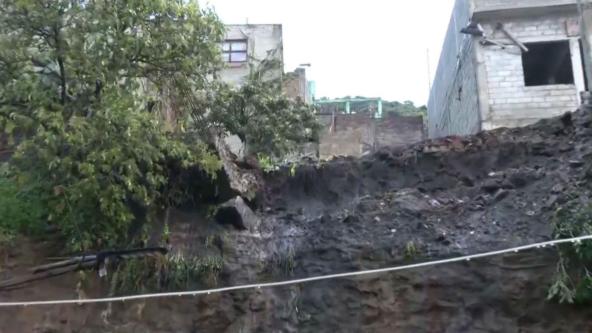 Se Registra Desgajamiento de Cerro en Colonia Almarcigo Norte, Ecatepec, Edomex