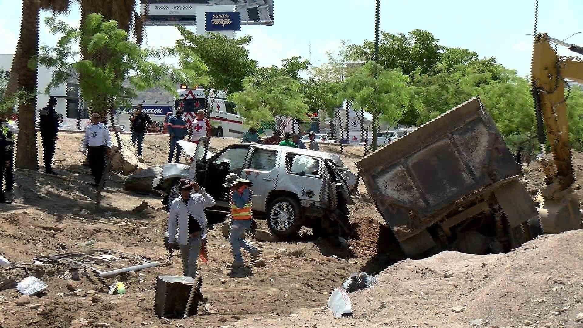 Dompe se Queda Sin Frenos y Choca contra Tres Autos en Bulevar Morelos