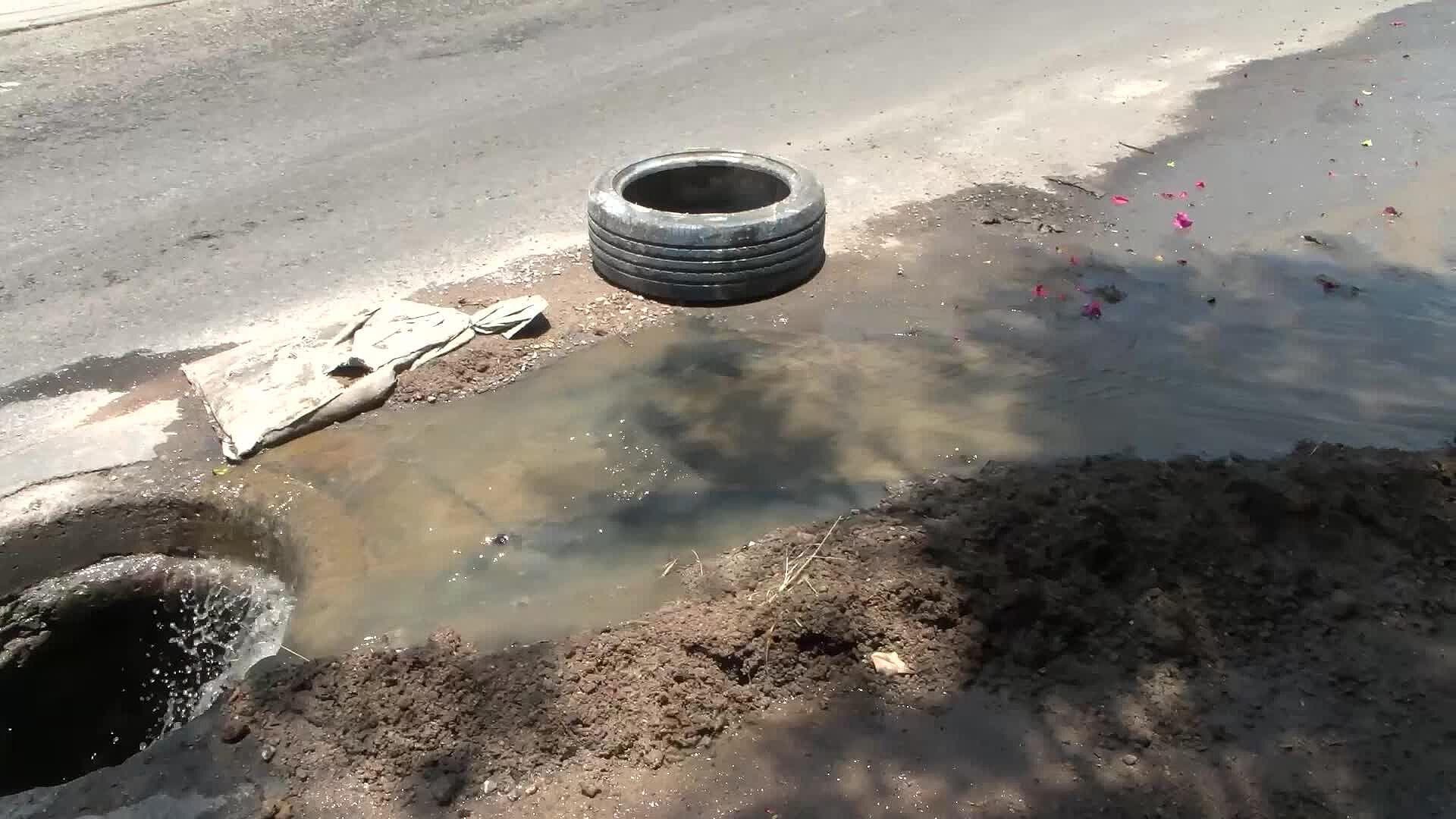 Calles de Menchaca en Querétaro Siguen con Problemas de Drenaje por Arrastre de Basura