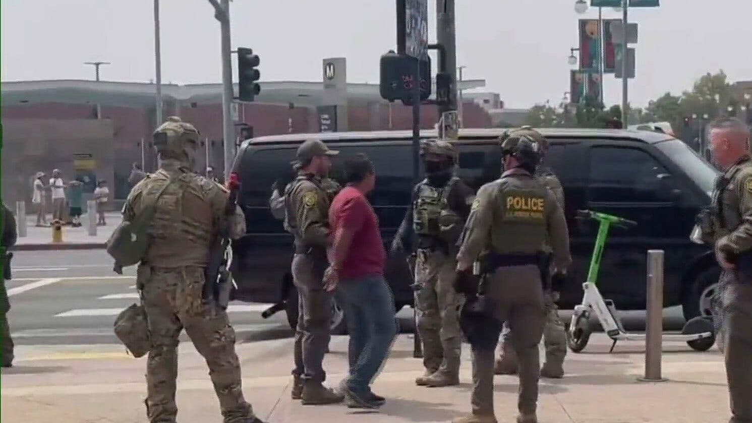 Redada Antimigrante Afuera de Recinto Donde el Gobernador Gavin Newsom Pronuncia Discurso