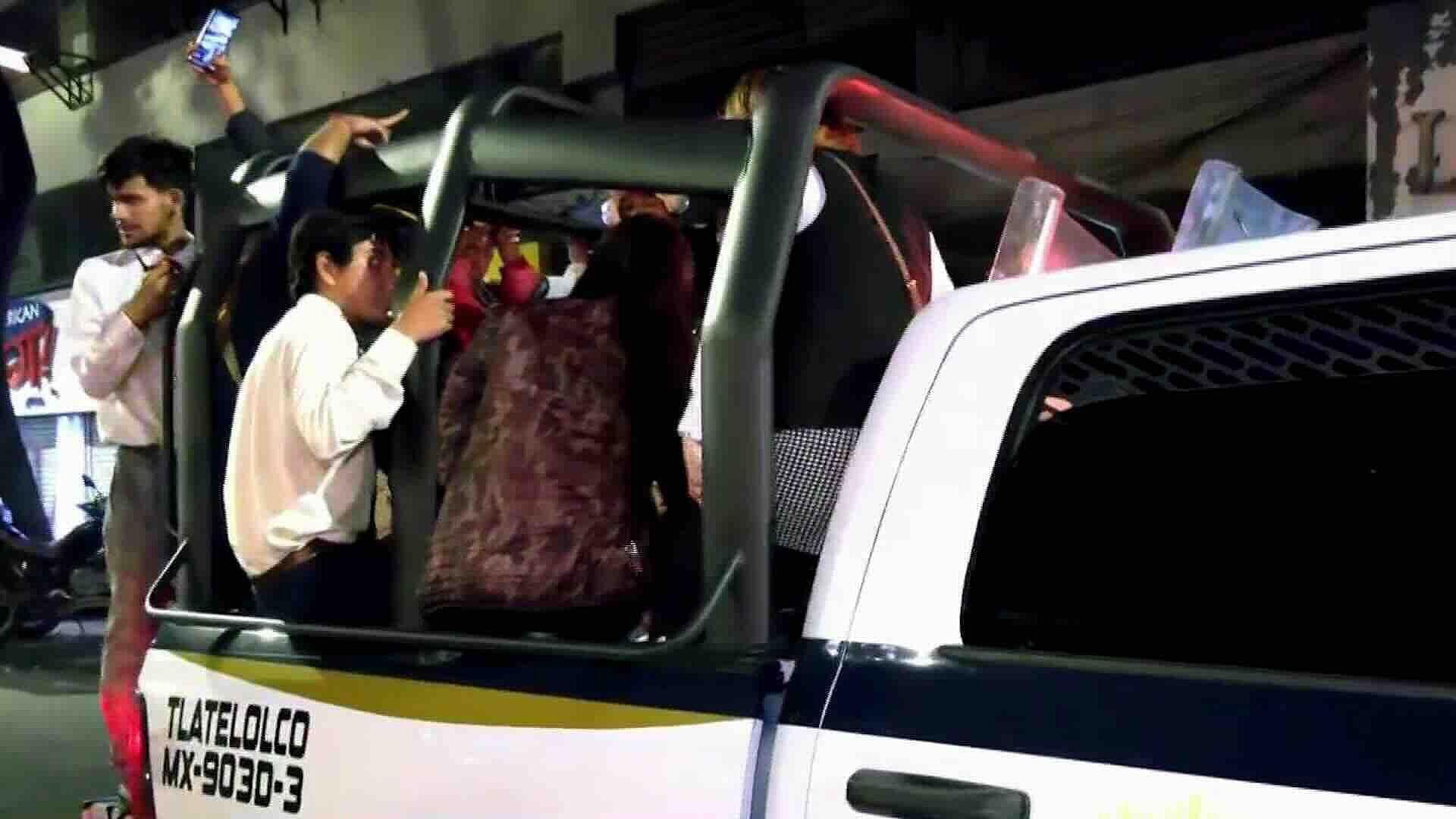 Usuarios Abordan Patrullas en Pino Suárez ante Cierre de Estaciones de Línea 2 del Metro CDMX