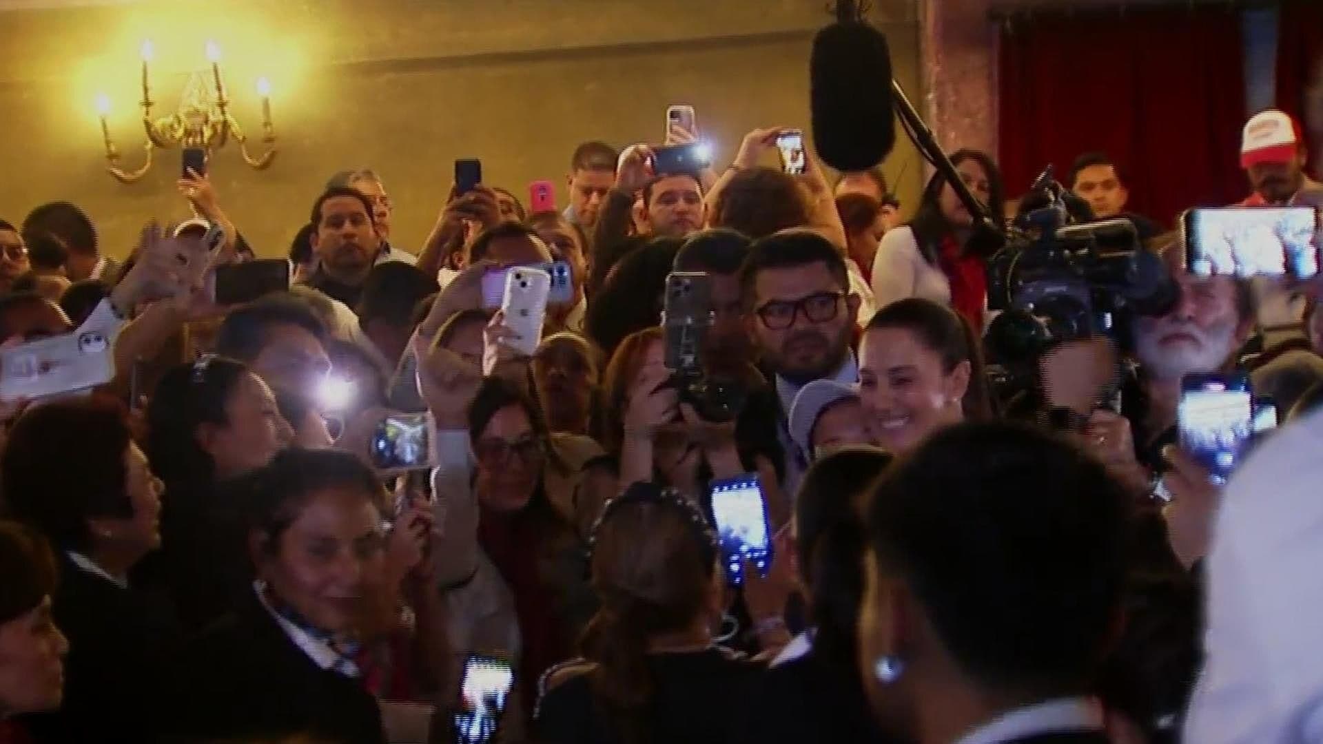 ¡Presidenta, Presidenta! Así Fue Recibida Sheinbaum por Invitados en el Teatro Metropolitan