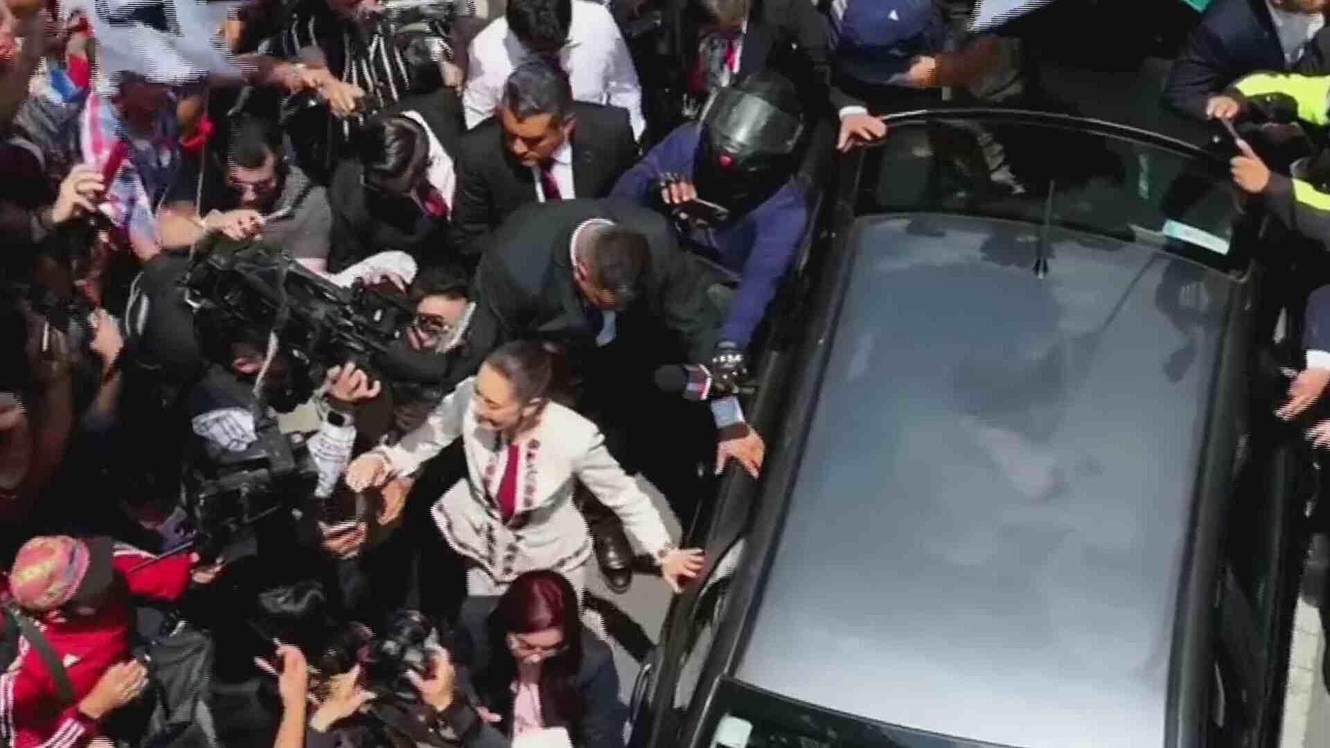 Sheinbaum Llega al Teatro Metropolitan en Medio de Festejos de Ciudadanos