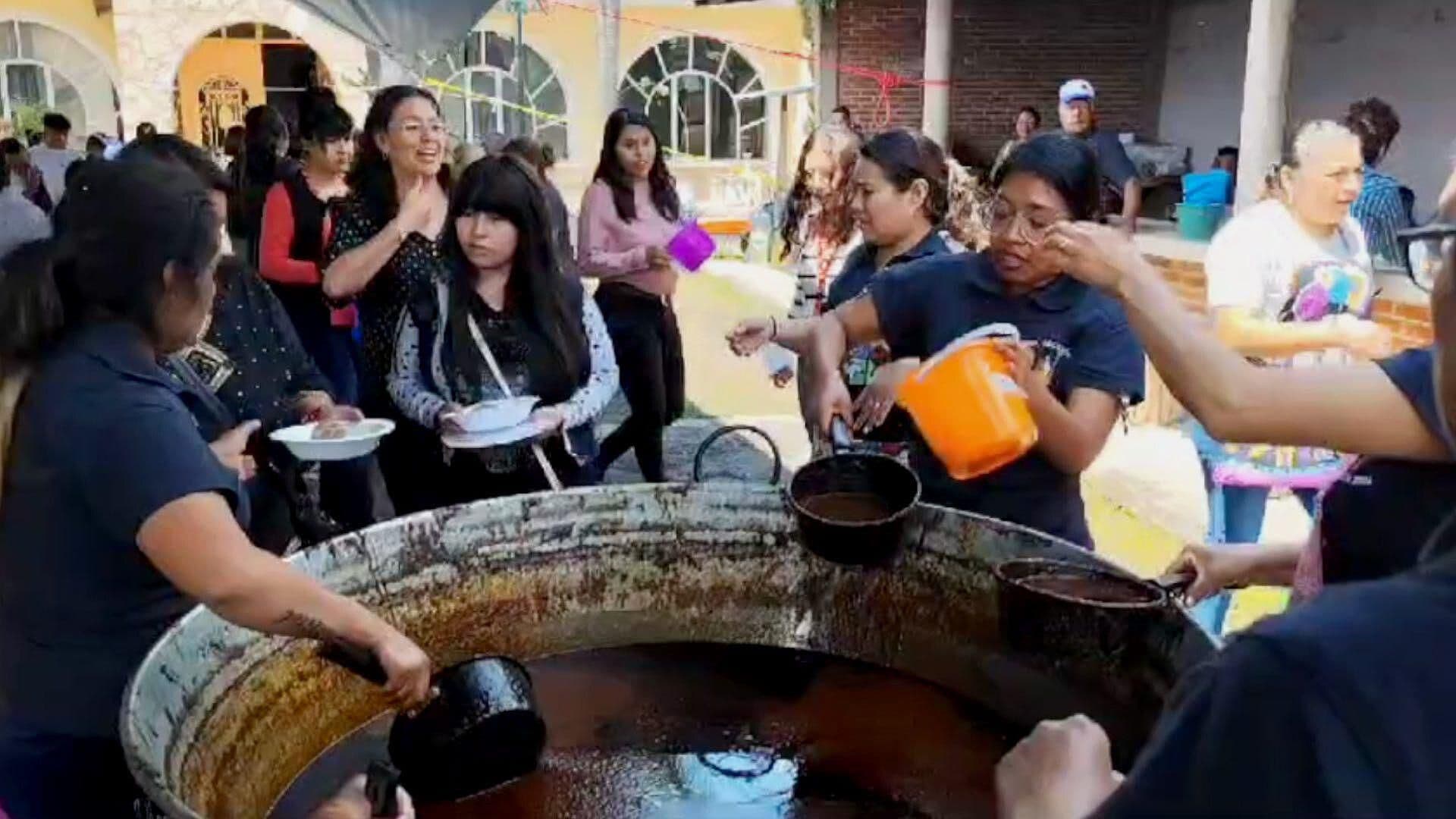 Santa Clara Ocoyucan Puebla Regala Litros de Mole en su Feria
