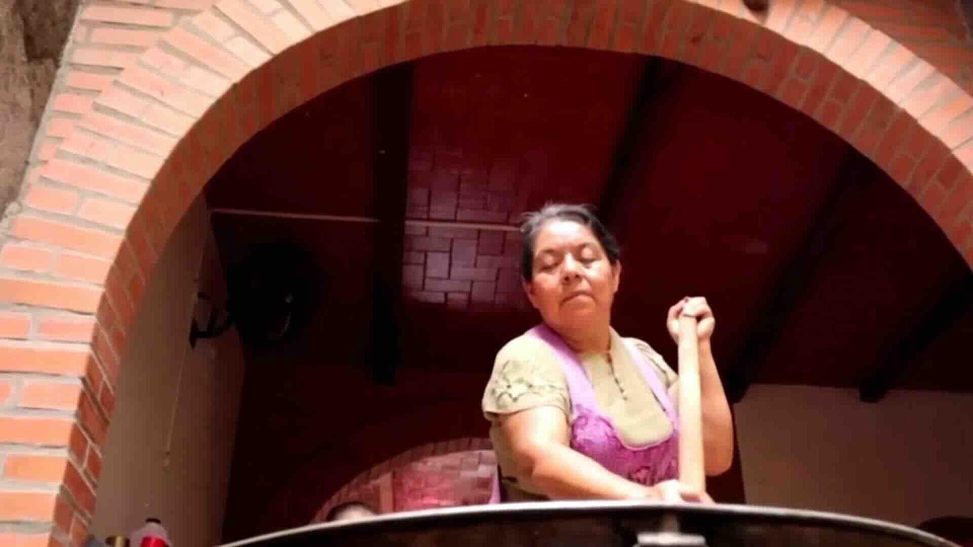 Zoques de Tuxtla Preparan Mole Tradicional por Fiesta de la Virgen del Carmen