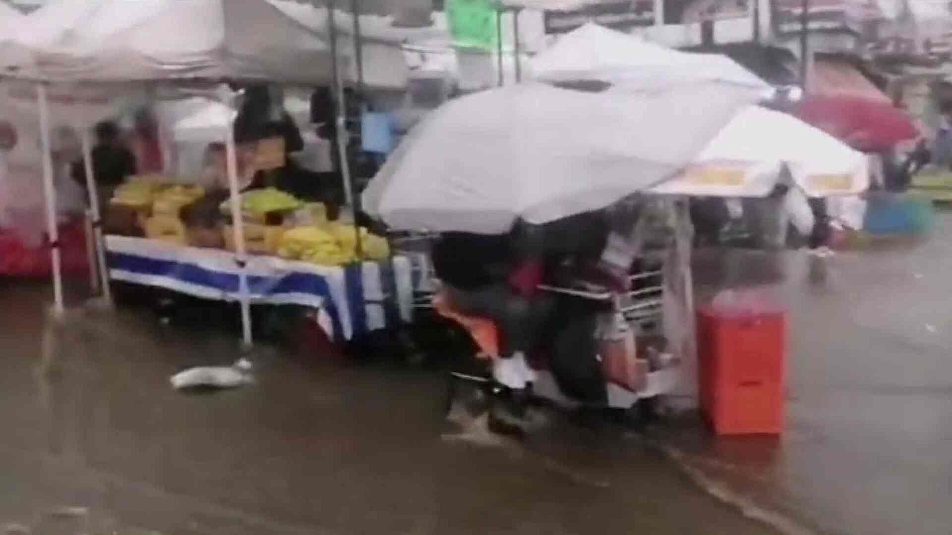 Video: Pasillos de Tianguis se Convierten en Ríos por Fuertes Lluvias en Zumpango, Edomex