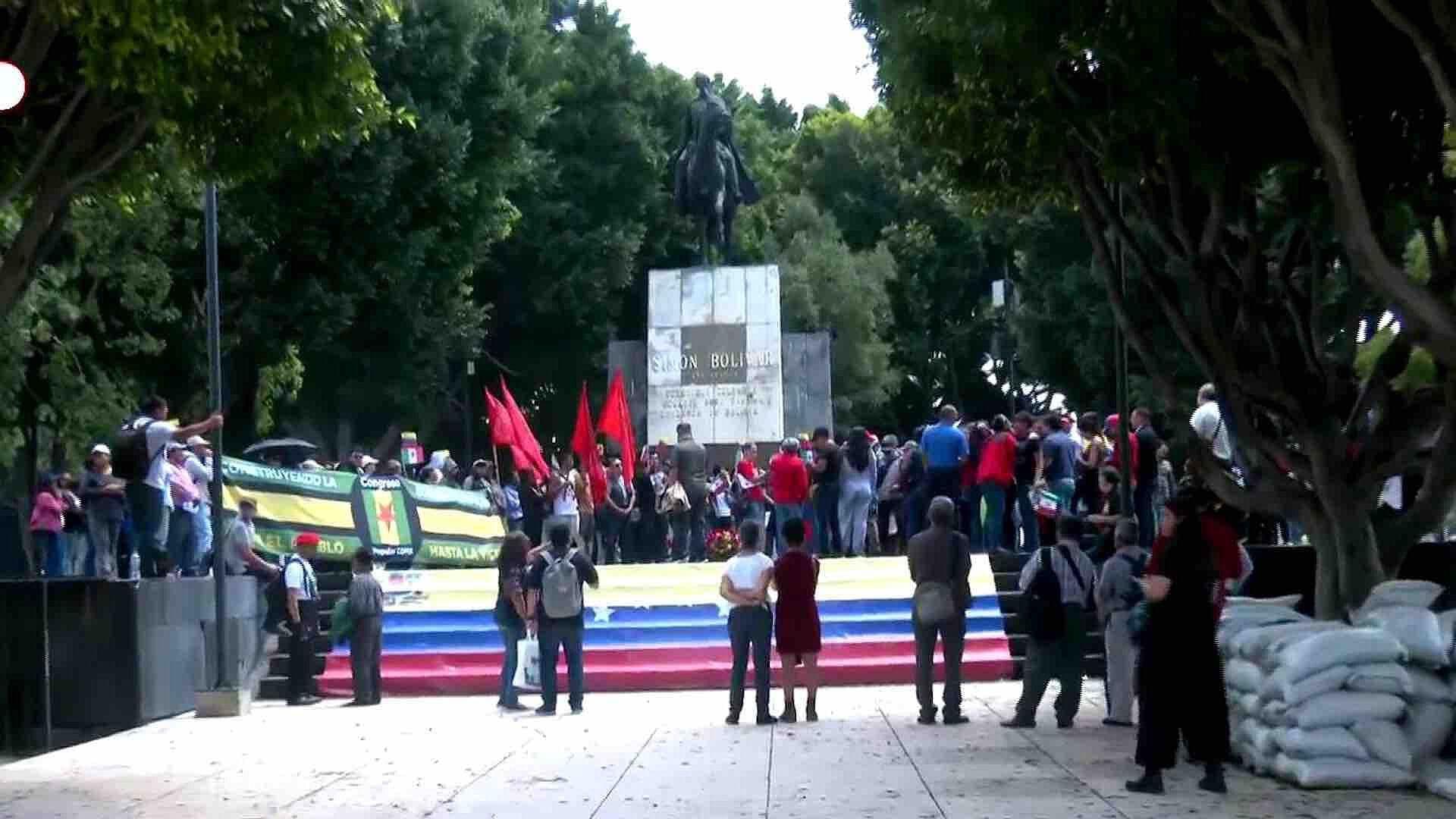 Protestan contra Reelección de Maduro en Monumento a Simón Bolívar en CDMX
