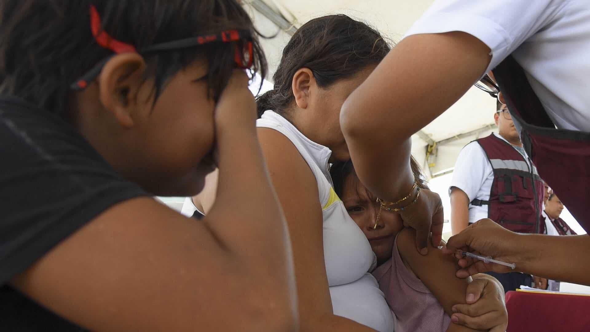 Brigadas de Vacunación Llegan a Cuarterías en Chihuahua para Detener Avance del Sarampión