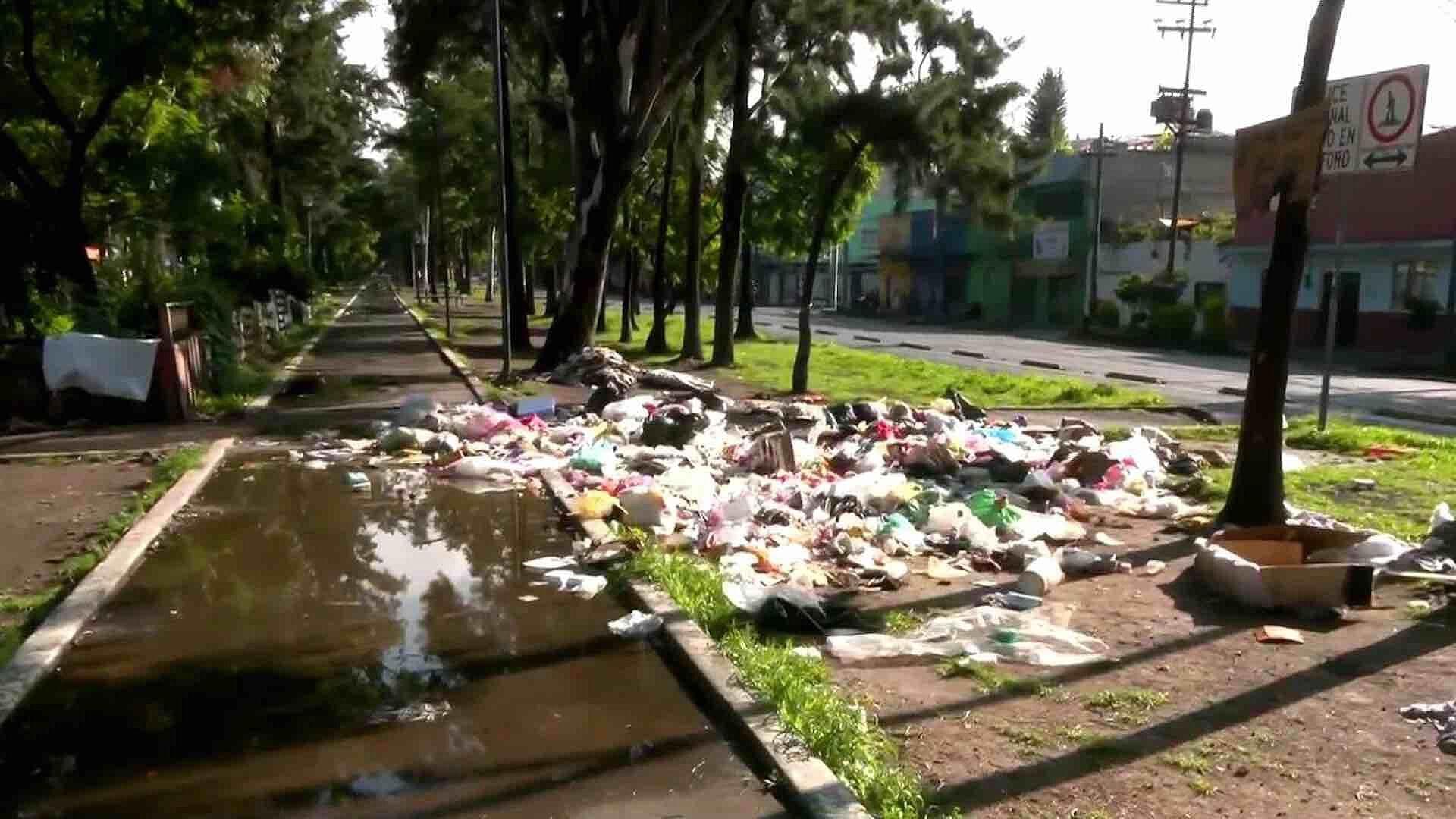 CDMX: Vecinos Denuncian Tiradero de Basura en Corredor Eduardo Molina, GAM