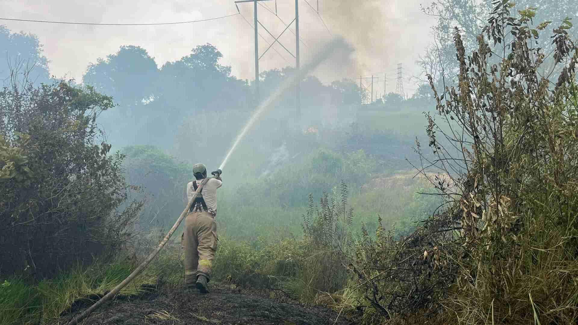 Caída de una Línea de Alta Tensión Ocasionan Incendio en Rancho de Chinameca, Veracruz