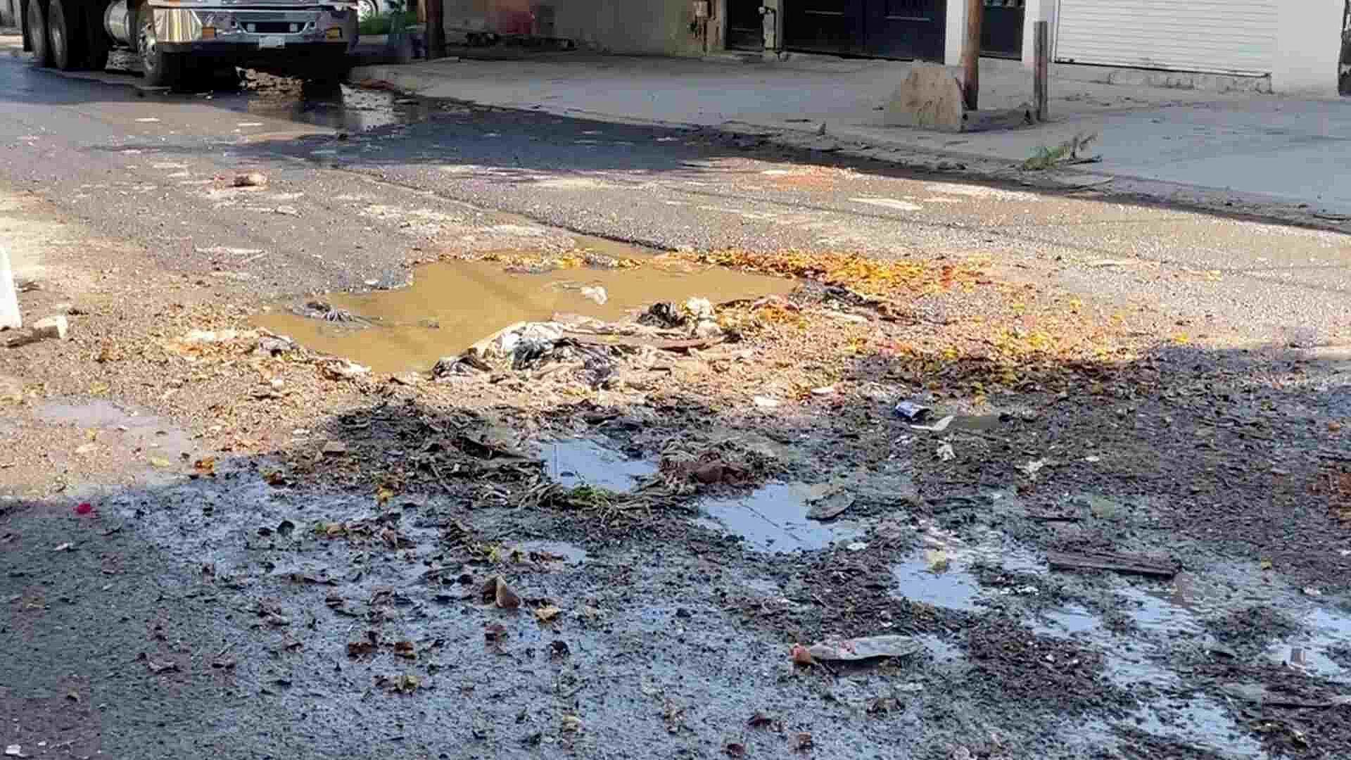 Bache por Fuga de Agua se Formó en Calle 27 de Lomas de Casa Blanca en Querétaro