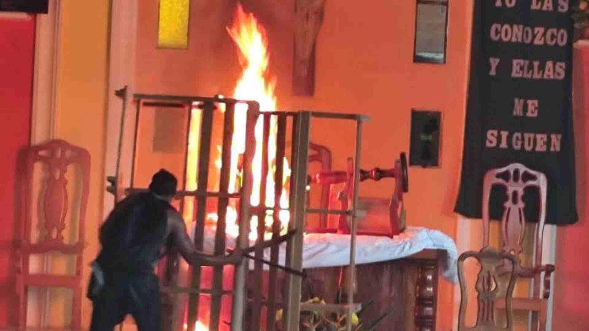 Sujeto con Machete Causa Destrozos e Incendia Altar en Iglesia de San Andrés Tuxtla, Veracruz