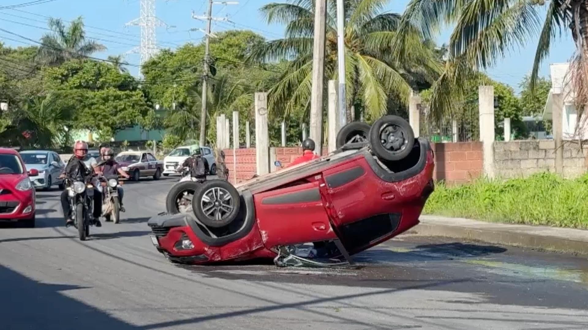 Volcadura en Carretera de Playa de Vacas Deja Dos Lesionados