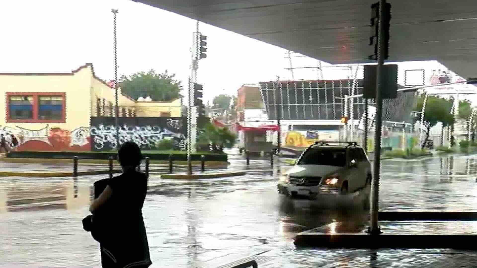 Encharcamientos Inundaron Colonia El Mezquitán en Guadalajara Tras Fuertes Lluvias