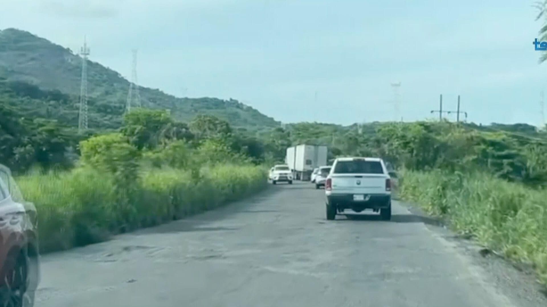 Llenos de Baches Ambos Carriles la Carretera 180 en la Zona de Laguna Verde