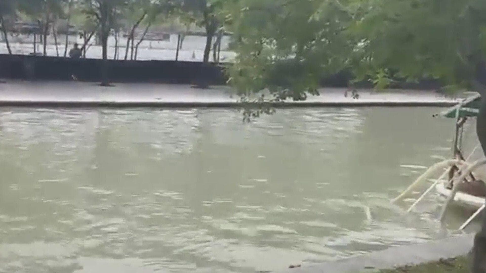 Trabajan en Limpieza de Paseo Santa Lucía Tras Lluvias en Monterrey, Nuevo León