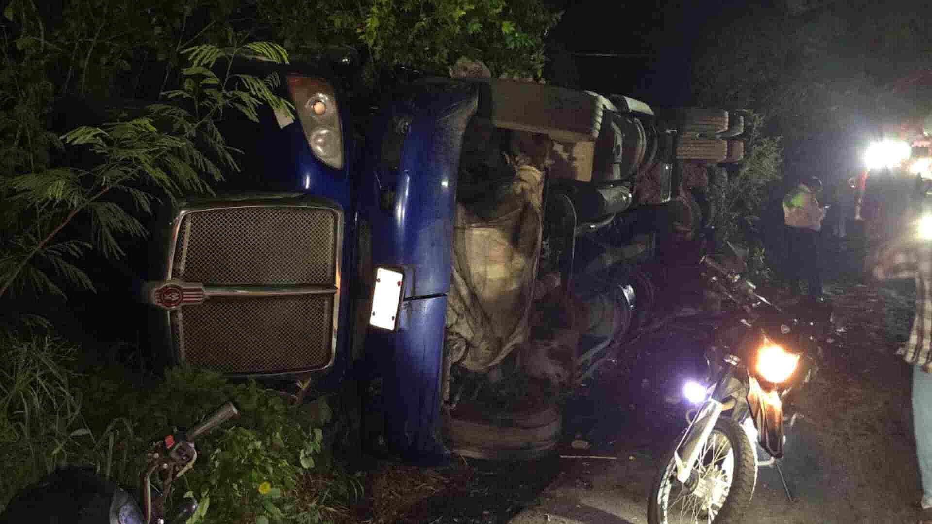 Tráiler Vuelca en Carretera Peñuela-Santa Rita, Veracruz