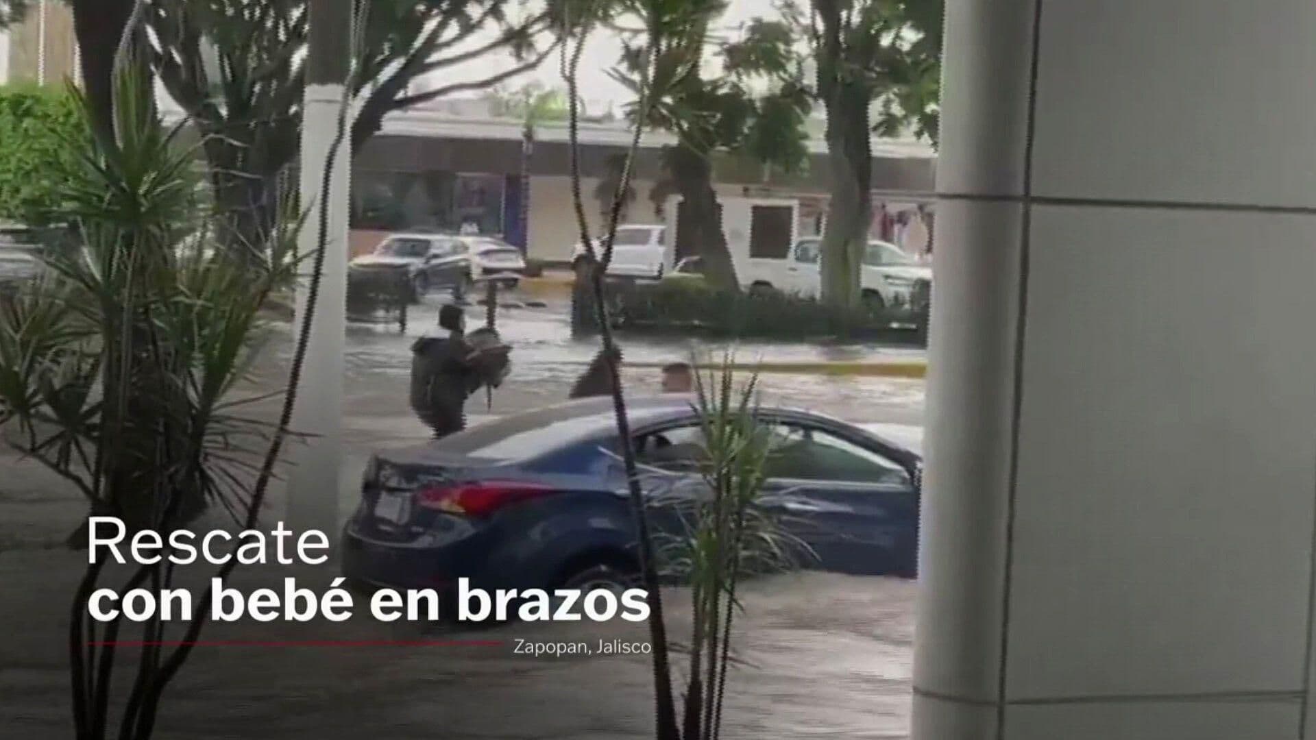 VIDEO | Inundación en Plaza del Sol: Así Fue el Rescate de un Bebé y su Madre