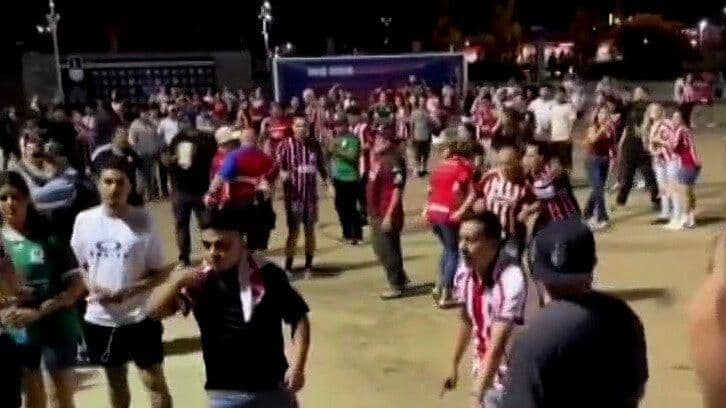 Pelea entre Aficionados de Chivas en Estadio Sporting Park
