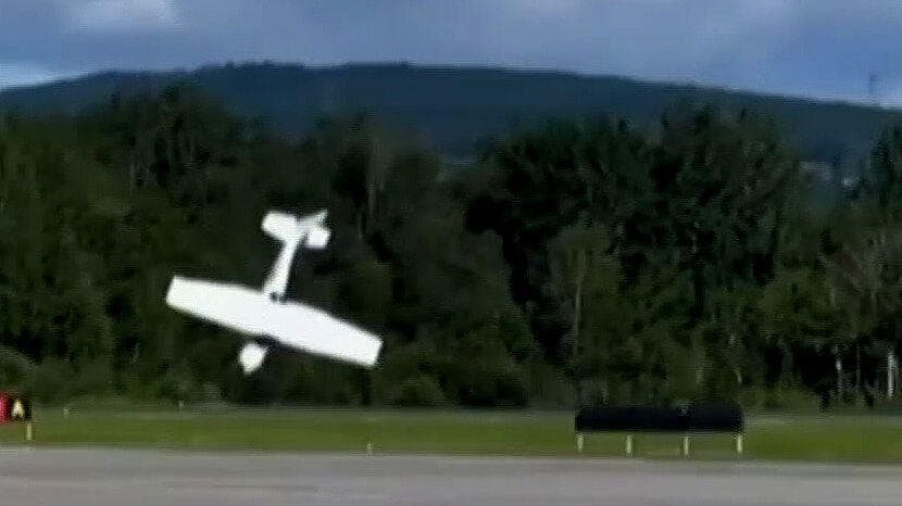 Video: Se Estrella Avioneta de Escuela de Aviación en Quebec, Canadá