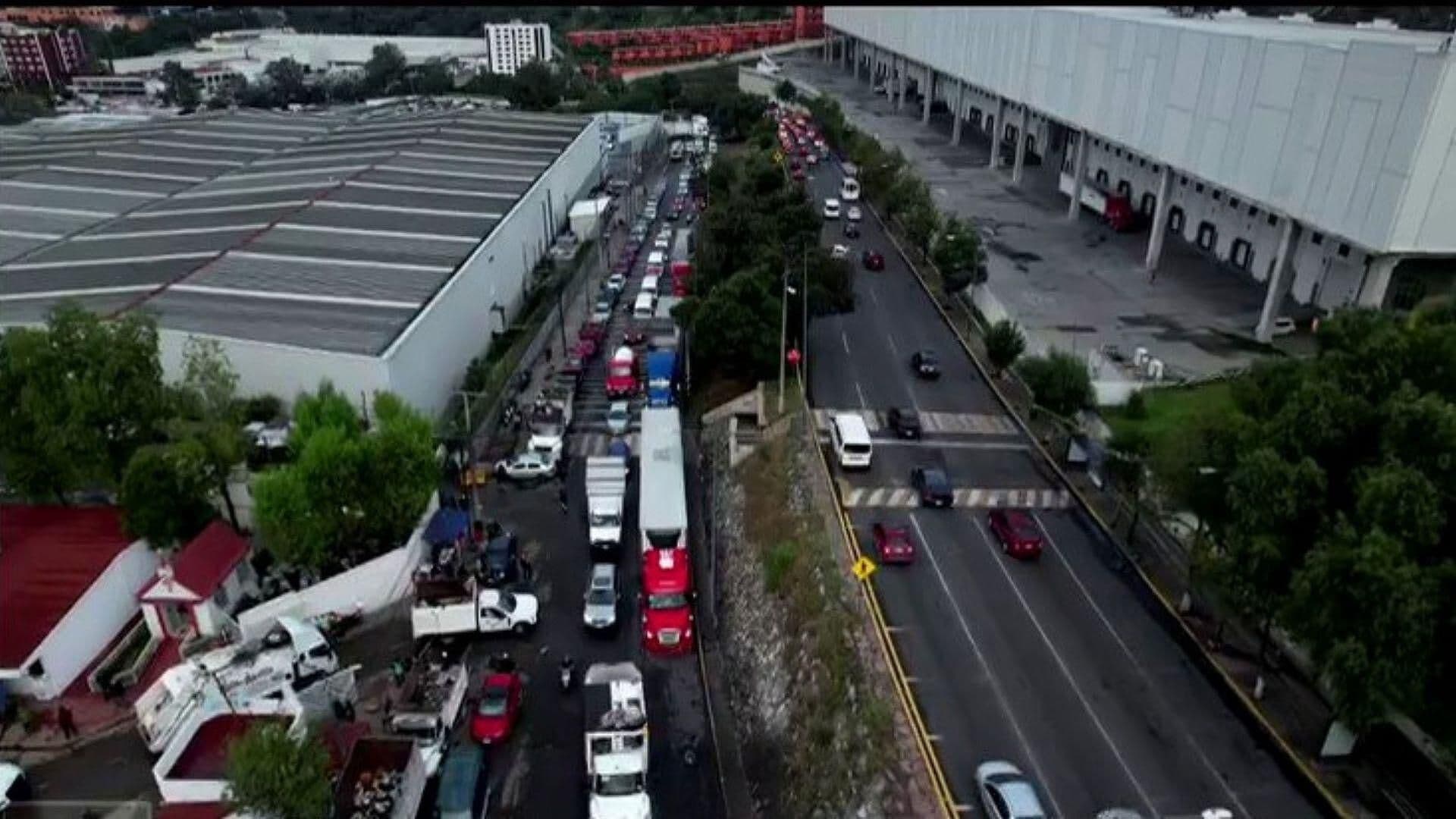 Así se Ve desde el Aire Afectación Vial Hoy por Volcadura de Tráiler en Gustavo Baz, Edomex