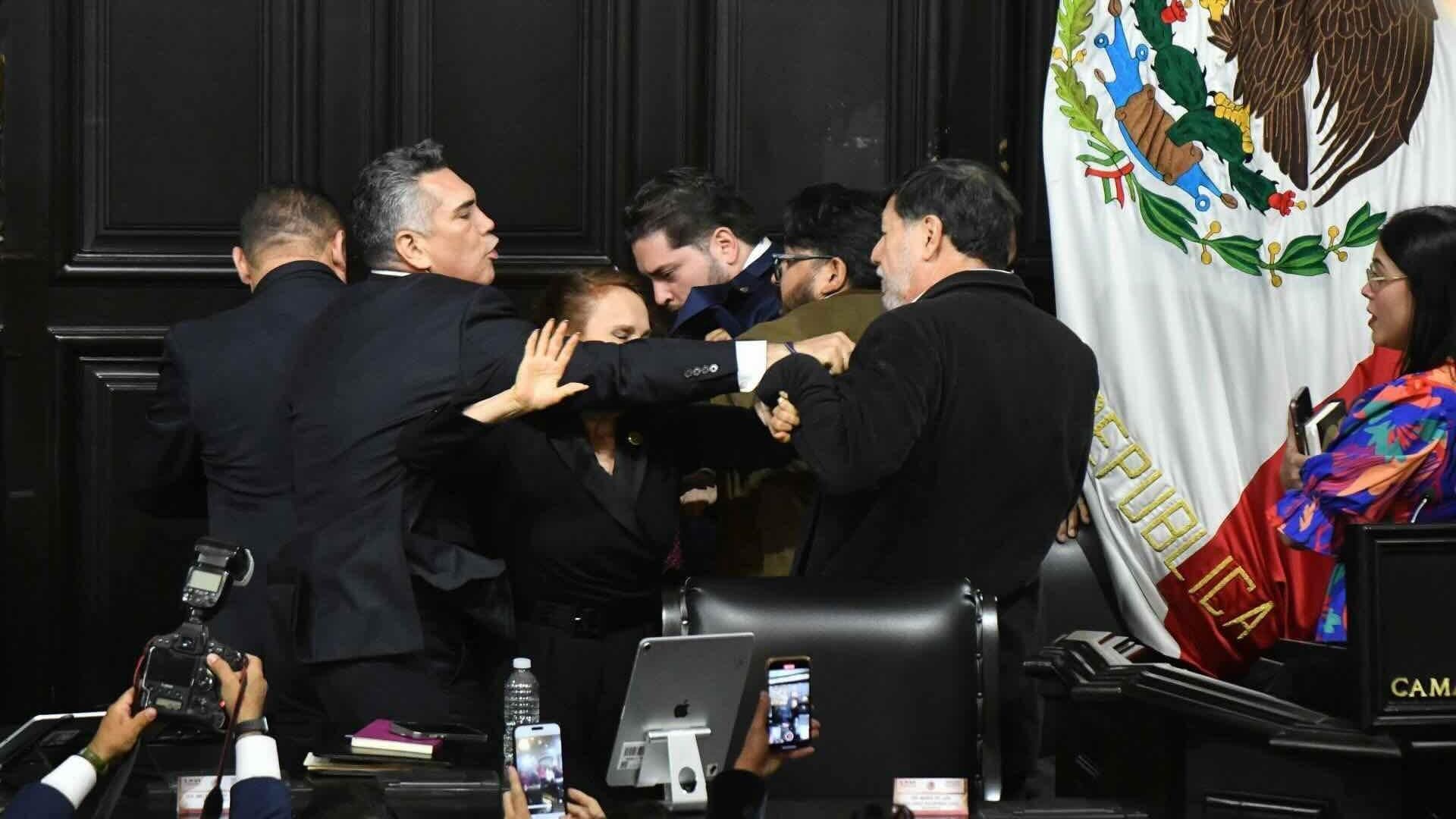 Fernández Noroña y ‘Alito’ Moreno se Enfrentan a Golpes en el Senado de la República