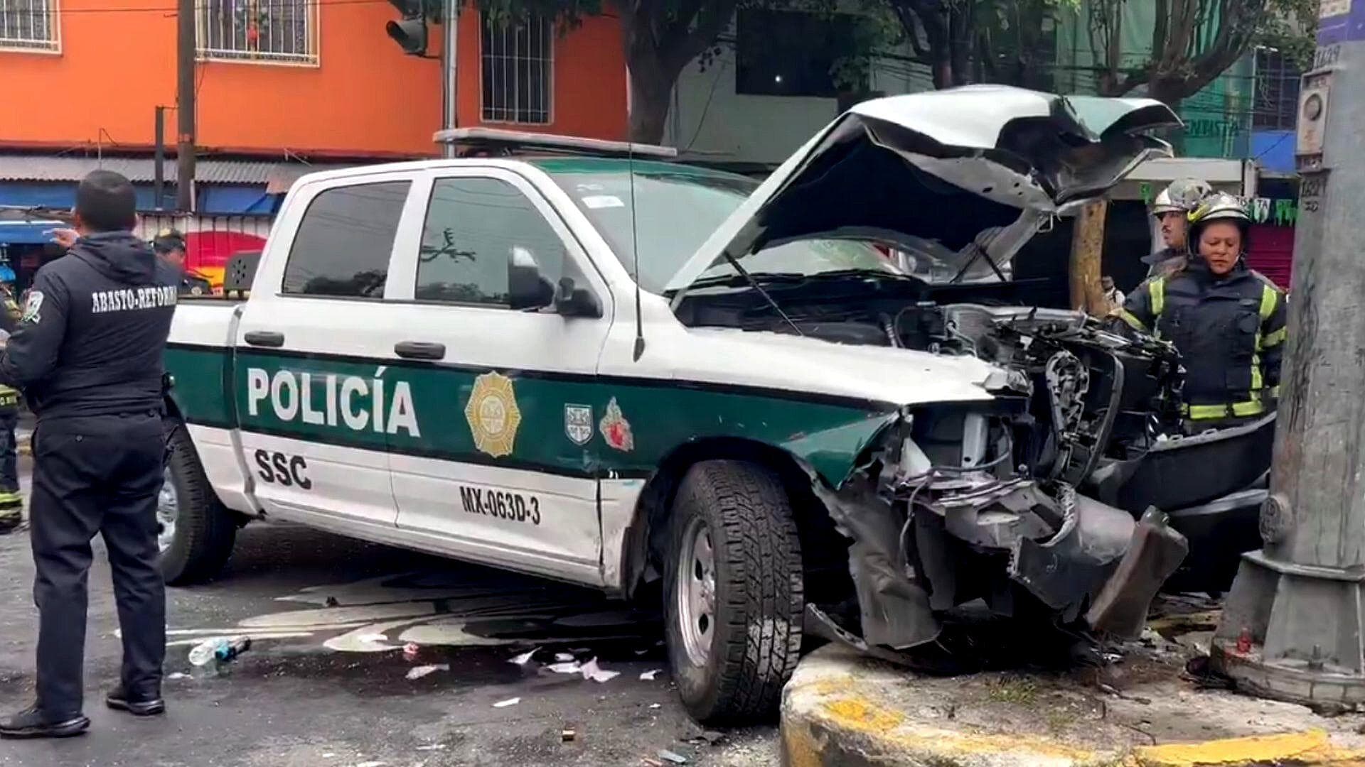 VIDEO: Así Fue Como Patrulla Desbocada Se Lleva de Corbata 2 Autos en Rojo Gómez, Iztapalapa