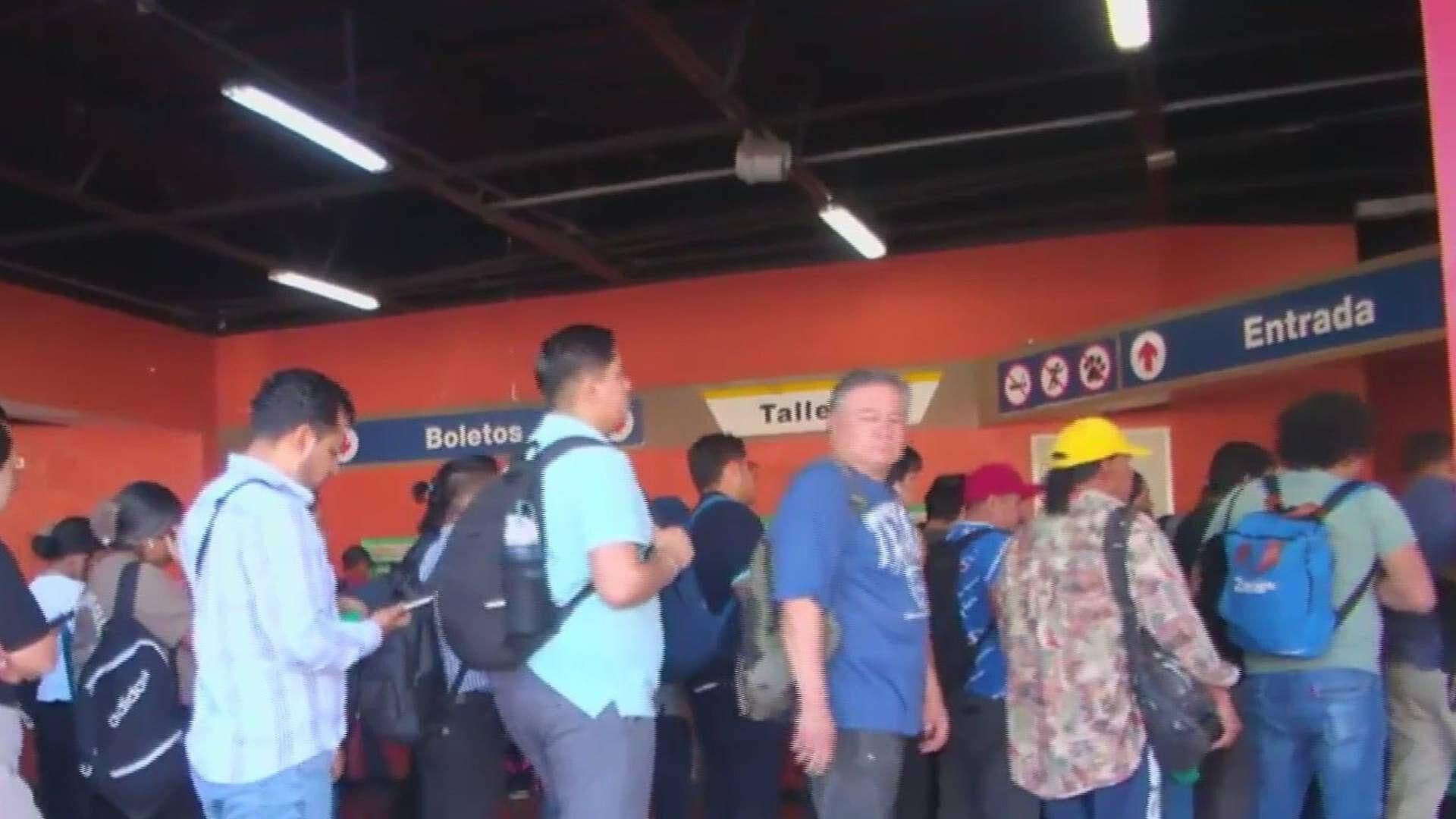Saturan Usuarios Vagones del Metro en Estación Talleres en Monterrey