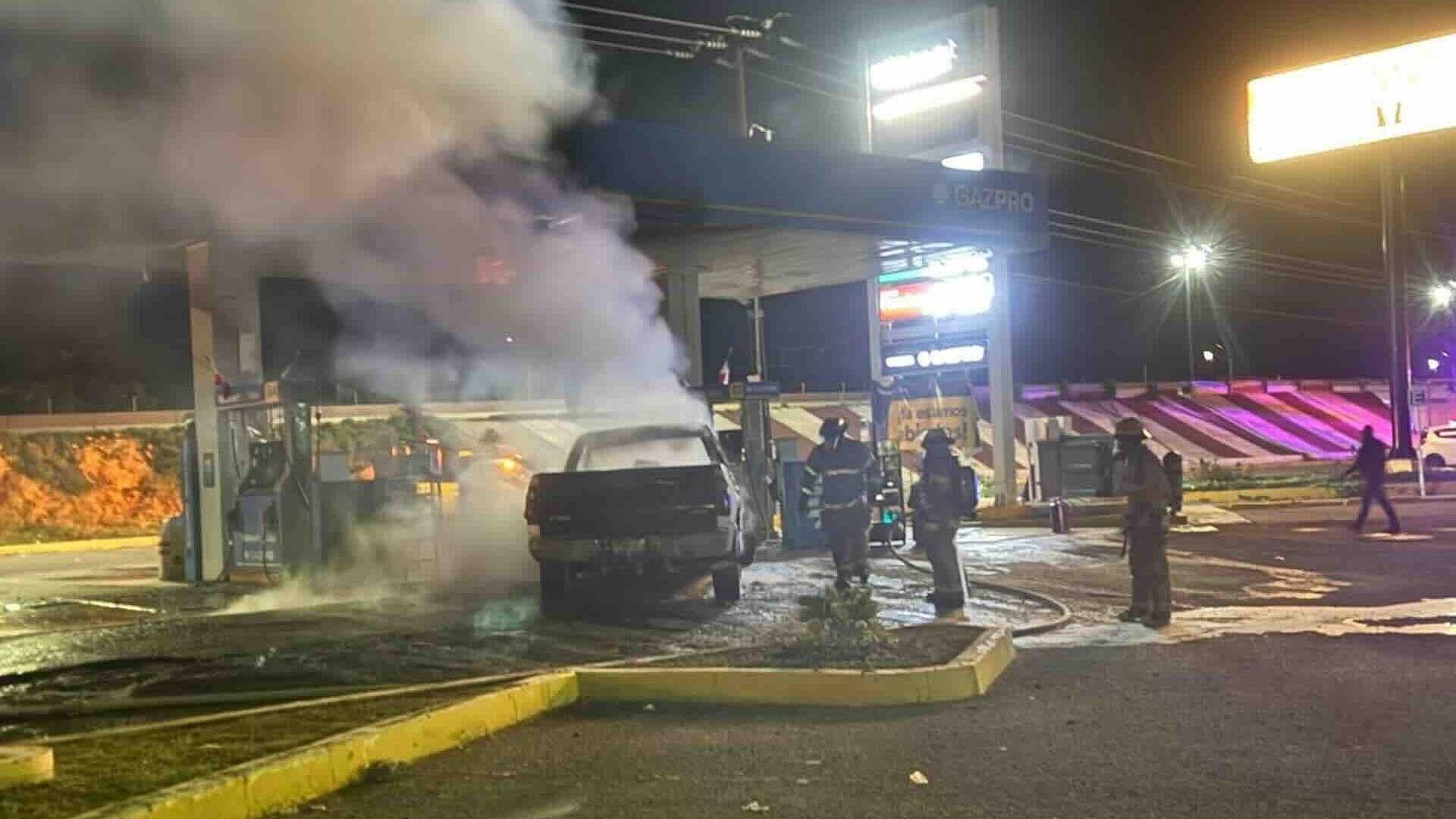 Se Incendió Camioneta Pick Up en Estacionamiento de Supermercado en Guasave, Sinaloa