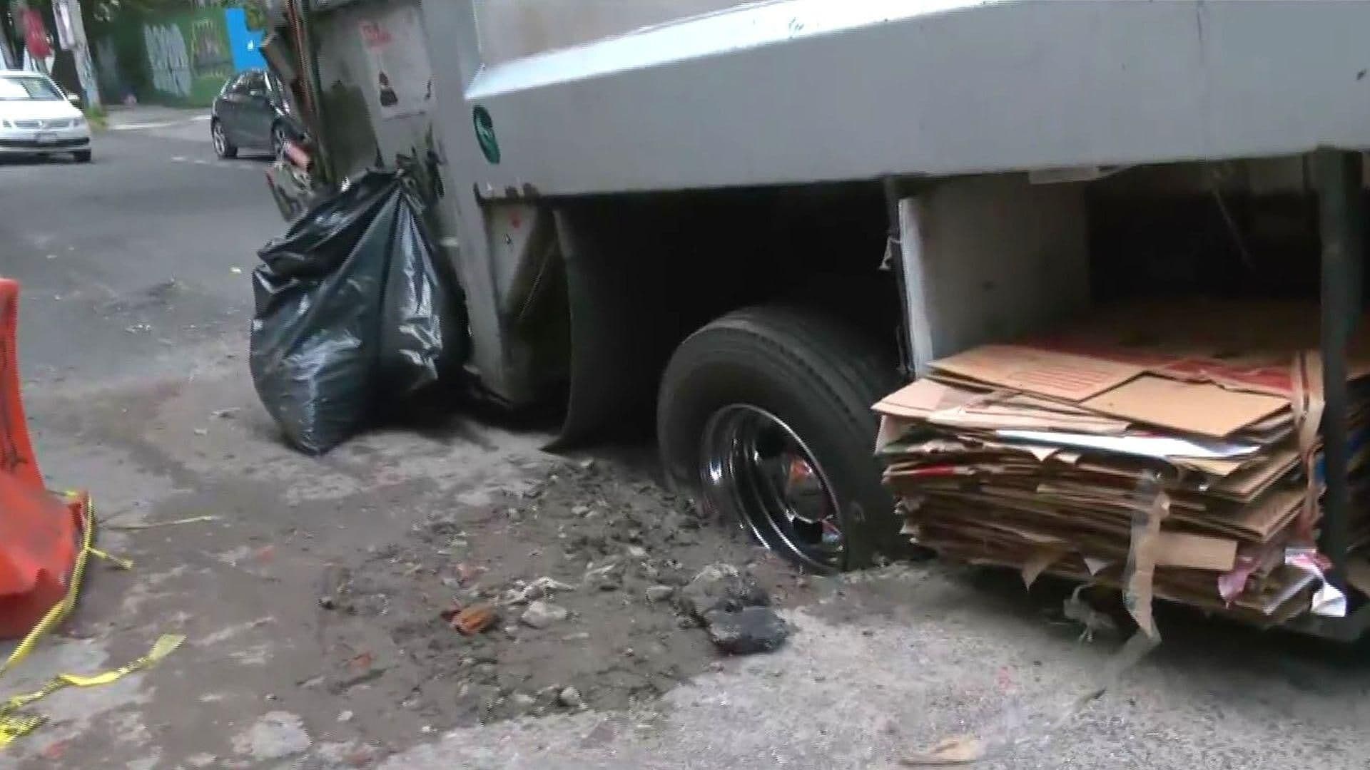 Camión de Basura Queda Varado en un Socavón en la Colonia Nápoles, CDMX