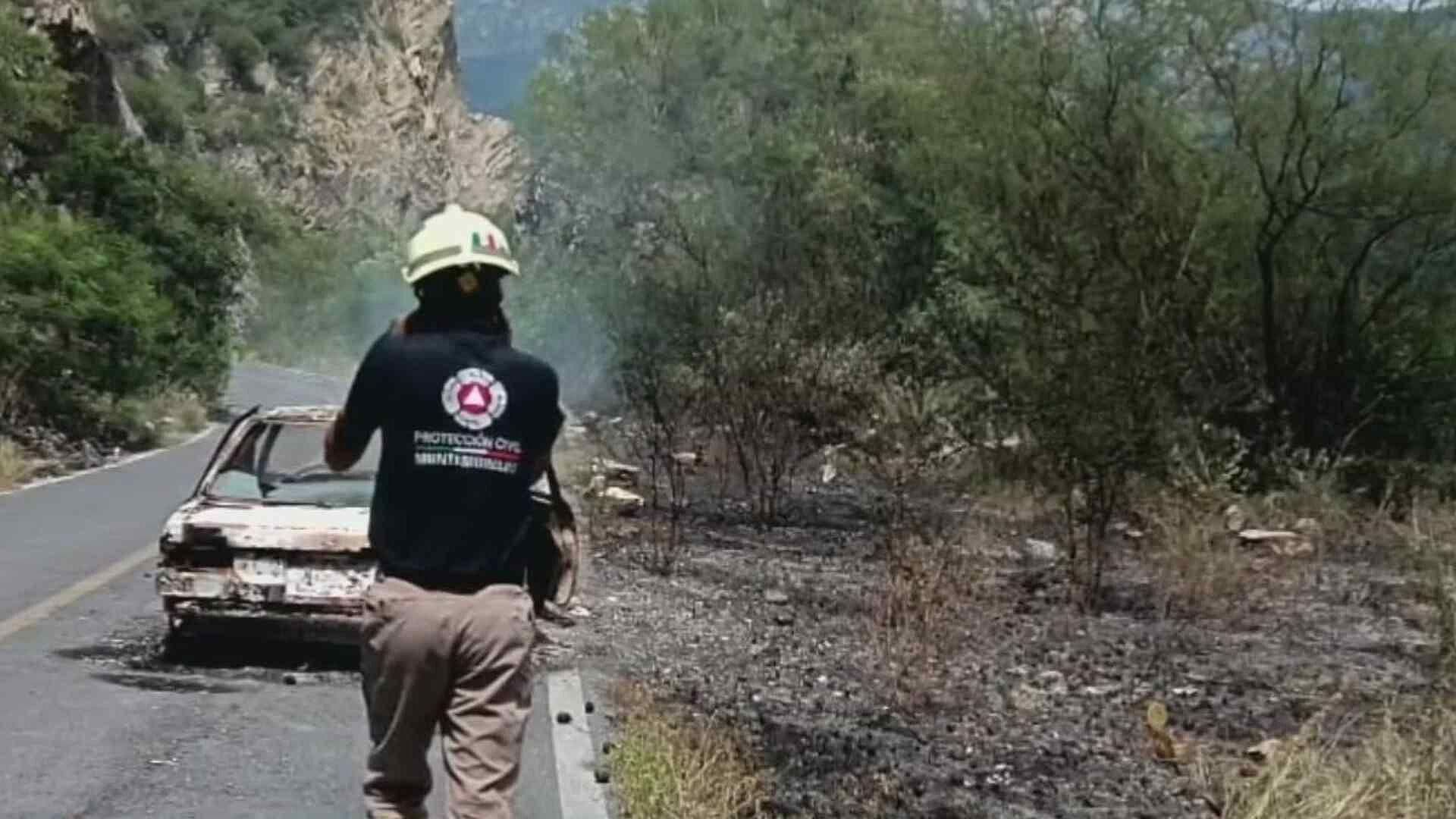 Se Incendia Carro en Sierra en Allende NL